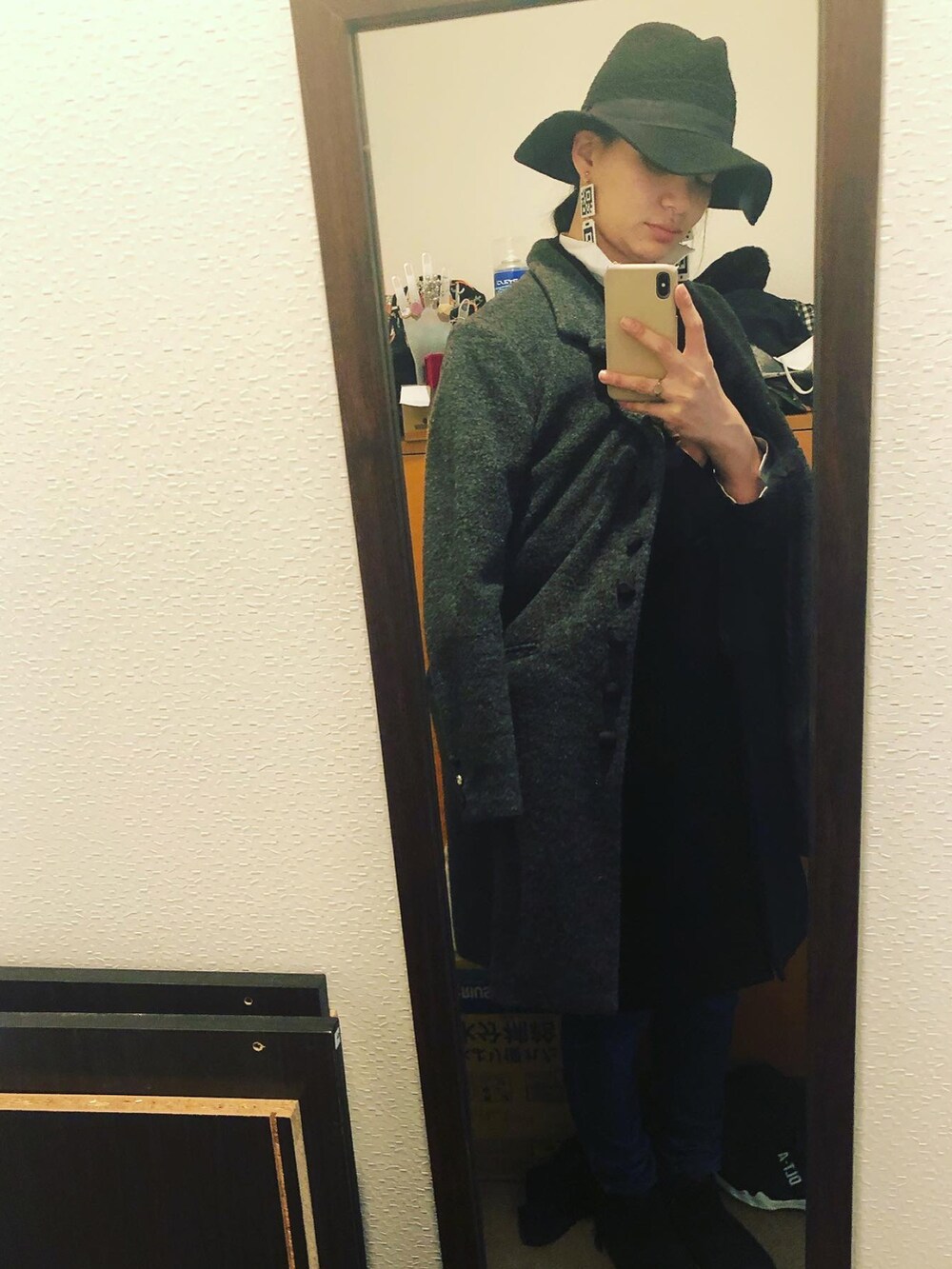 ホワイト系のシャツ/ブラウス、ブラック系のその他アウター、ブルー系のデニムパンツを着用したレディースの冬コーディネートの2枚目の写真