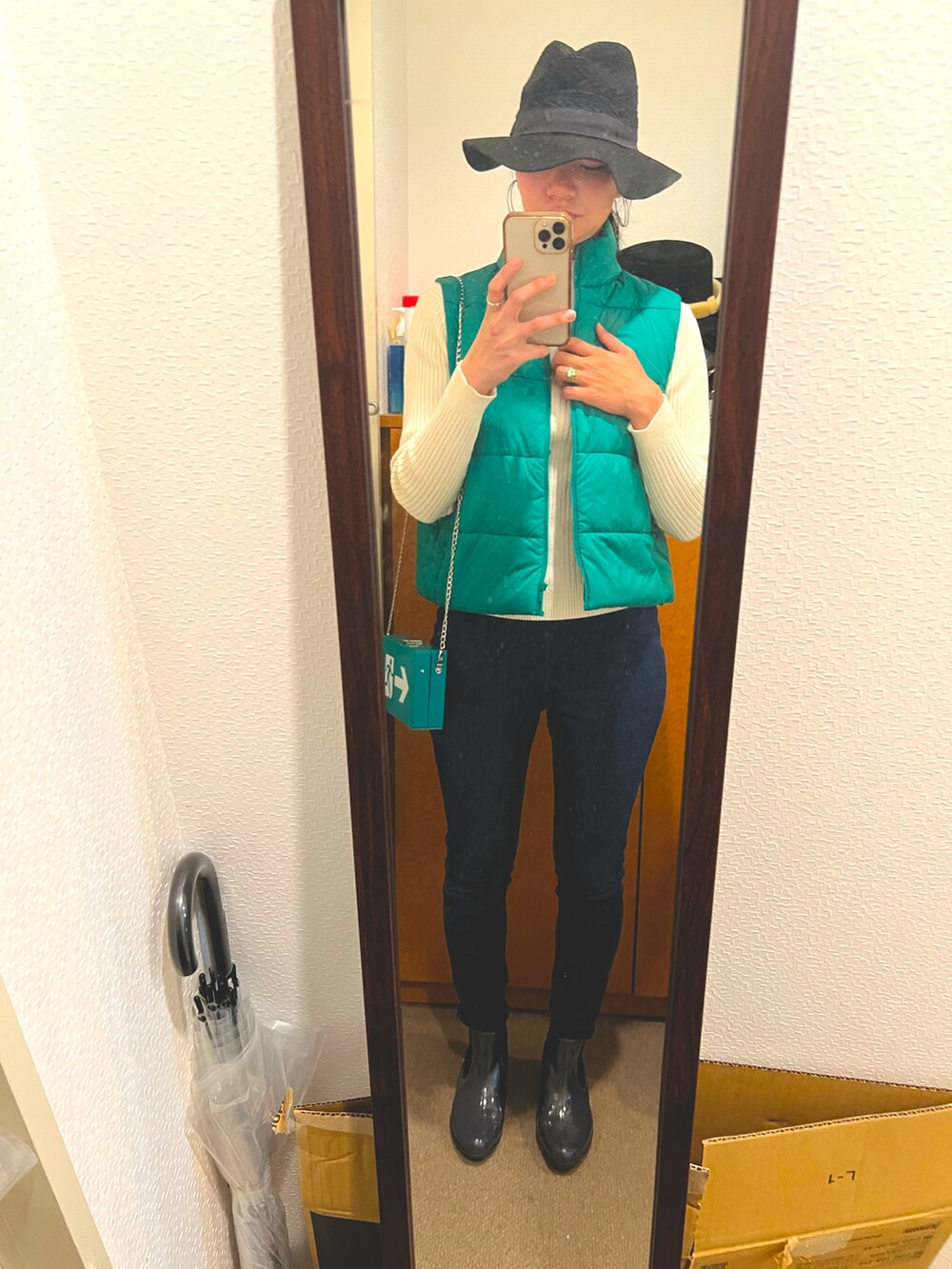 グリーン系のジャケット/アウター、その他のニット/セーター、ブルー系のその他パンツを着用したレディースの秋コーディネートの2枚目の写真