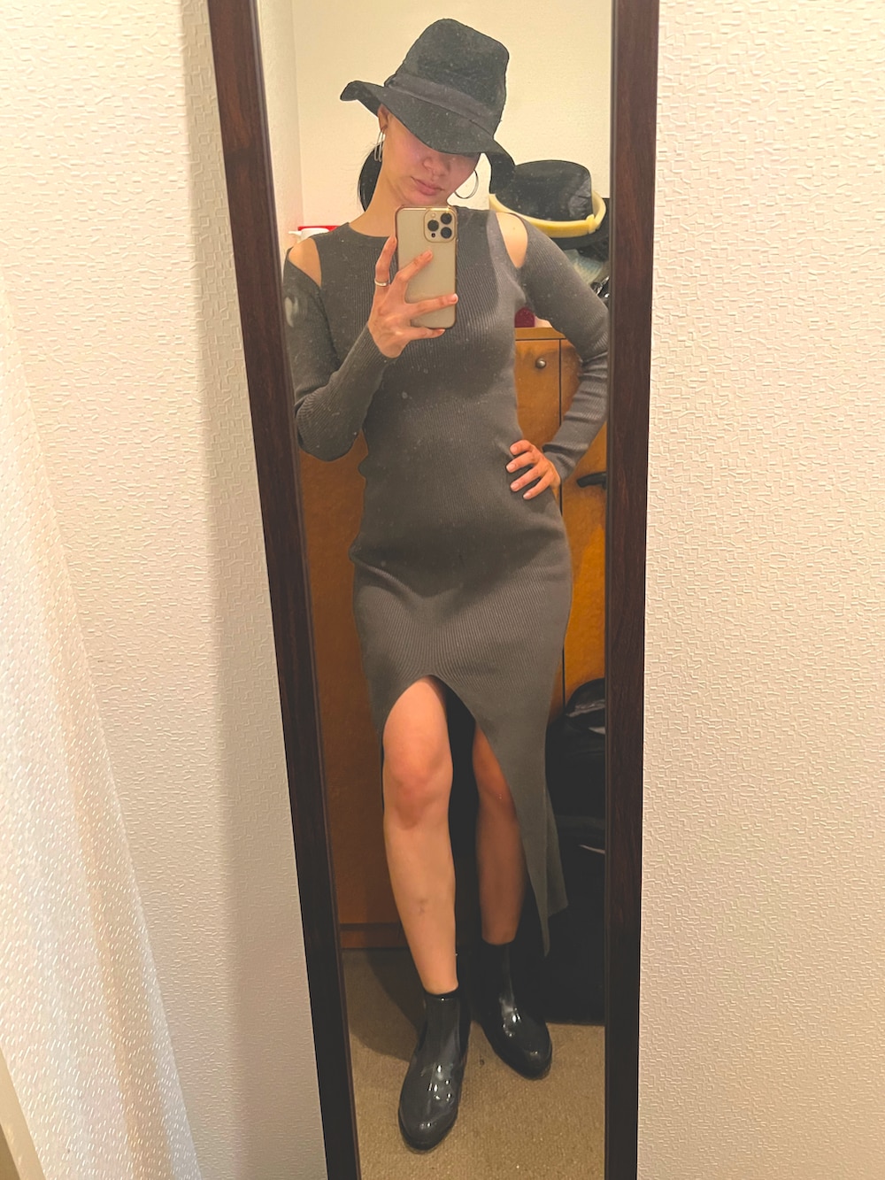 グレー系のワンピース/ドレス、ホワイト系のその他アウター、ブラック系のブーツを着用したレディースの秋コーディネートの2枚目の写真