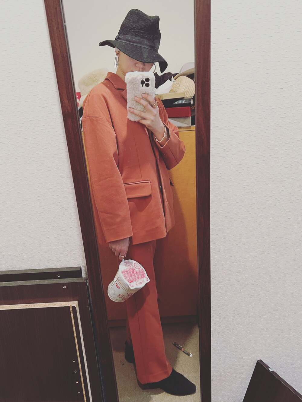 オレンジ系のテーラードジャケット、その他のニット/セーター、オレンジ系のその他パンツを着用したレディースの夏コーディネートの2枚目の写真