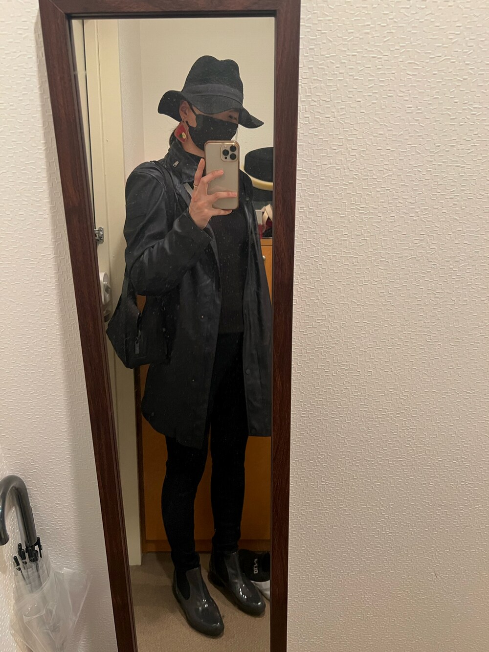 ブラック系のバッグ、その他のニット/セーター、ブルー系のその他パンツを着用したレディースの秋コーディネートの2枚目の写真