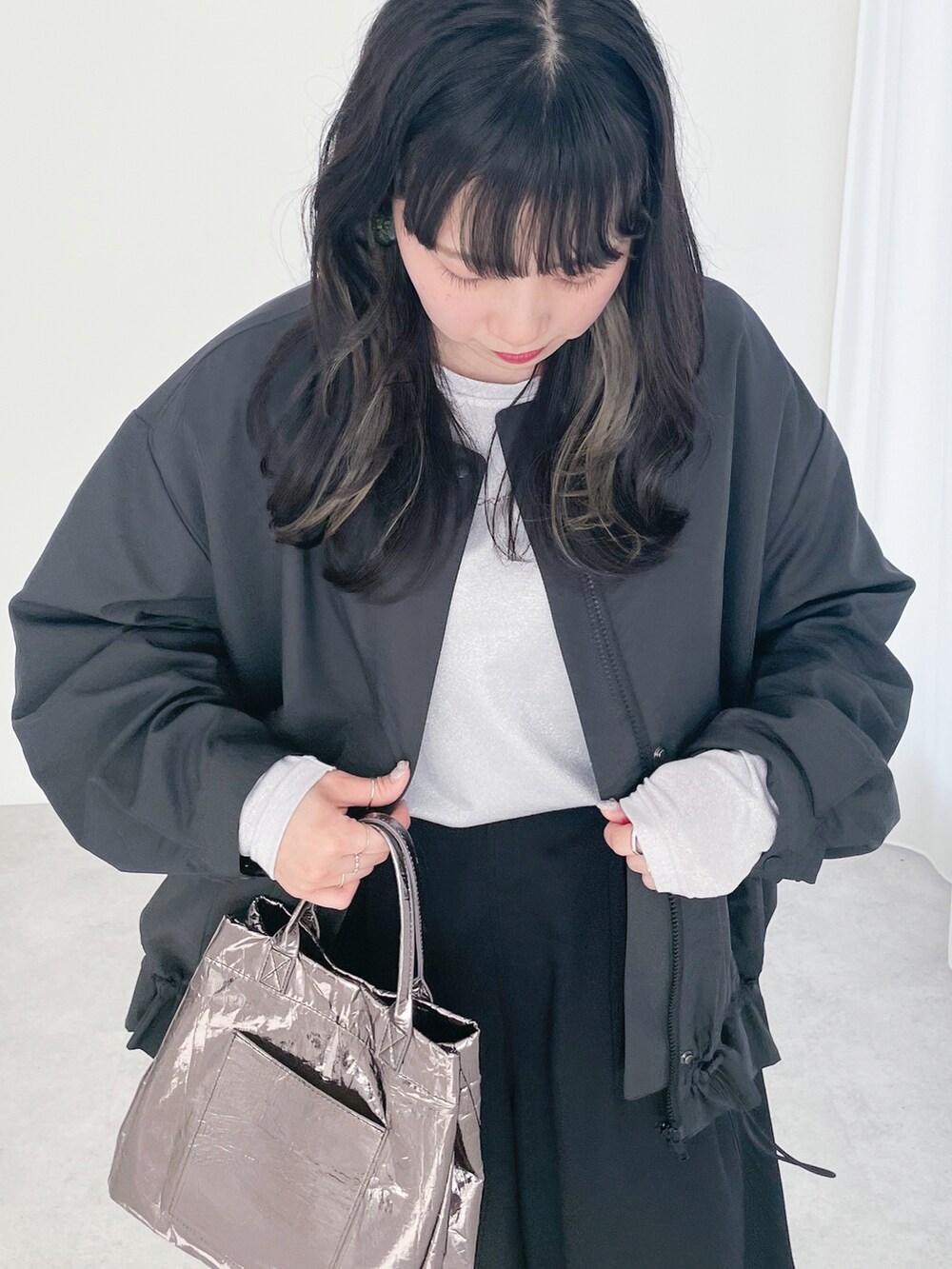 ブラック系のブルゾン、ブラック系のその他パンツを着用したレディースの春コーディネートの5枚目の写真