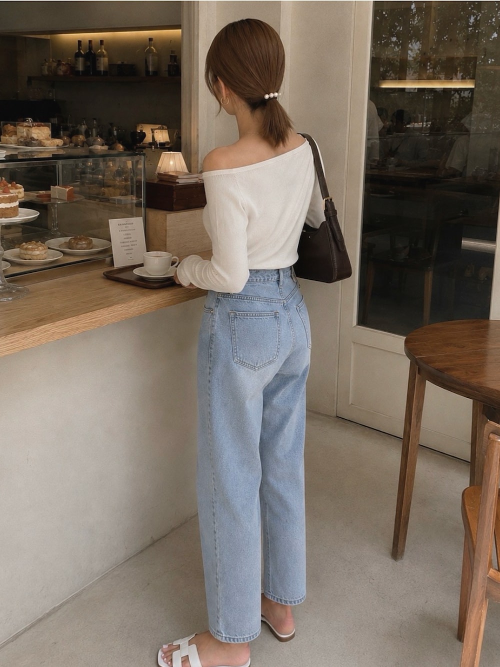 ホワイト系のヘアゴム、ゴールド系のピアス（両耳用）を着用したレディースの夏コーディネートの4枚目の写真