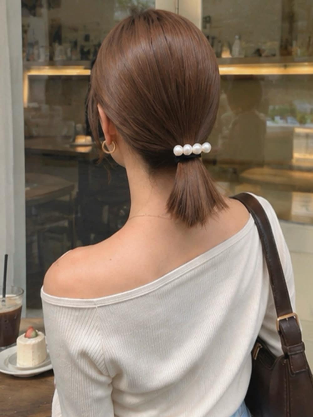 ホワイト系のヘアゴム、ゴールド系のピアス（両耳用）を着用したレディースの夏コーディネートの3枚目の写真