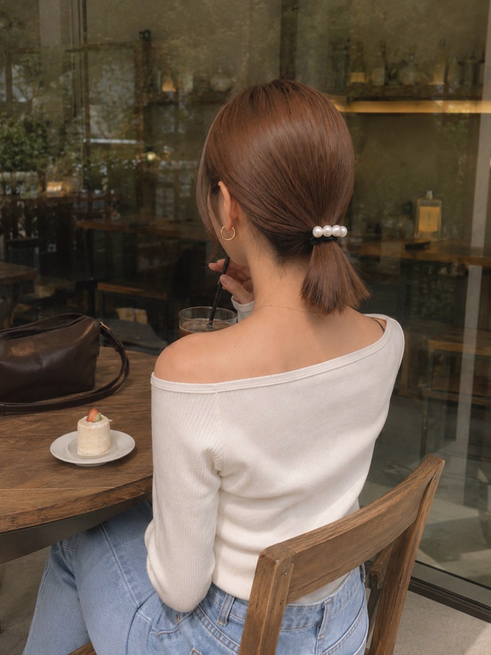 ホワイト系のヘアゴム、ゴールド系のピアス（両耳用）を着用したレディースの夏コーディネートの2枚目の写真