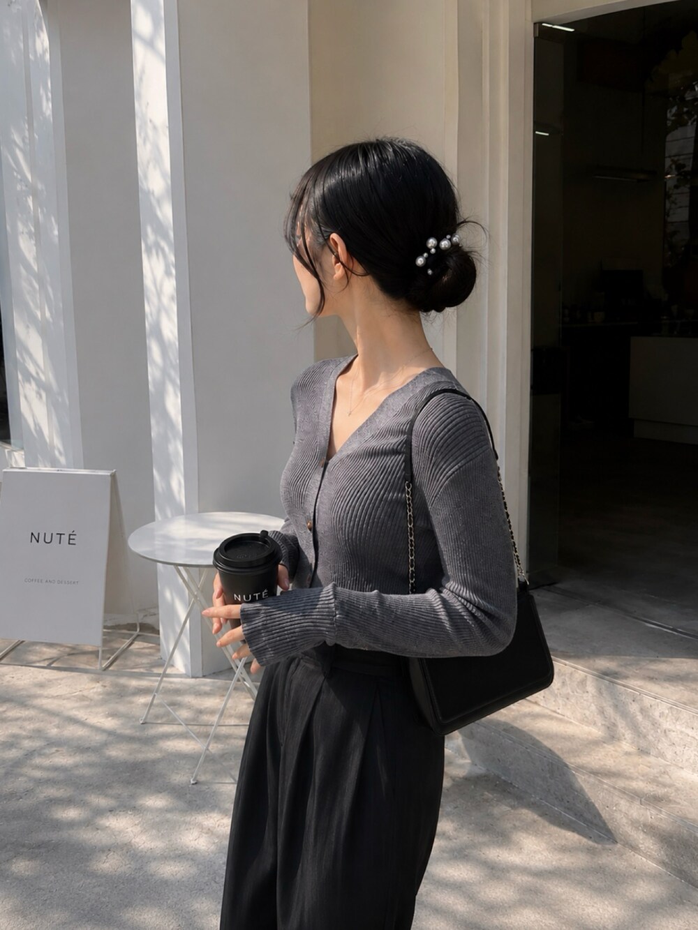 ブラック系のヘアゴムを着用したレディースの夏コーディネートの2枚目の写真