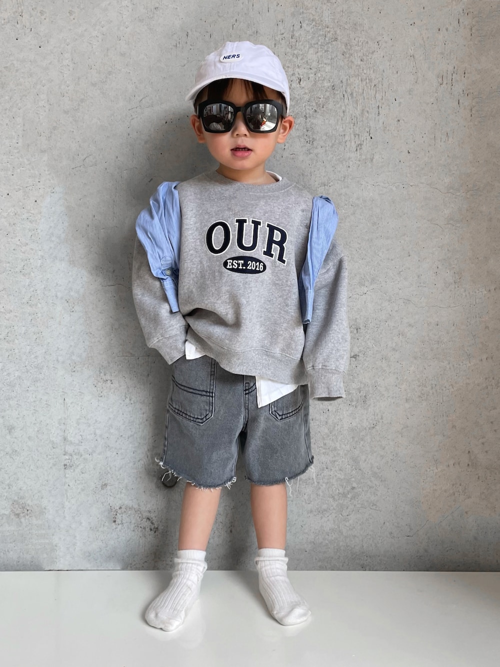 グレー系のデニムパンツを着用したキッズの冬コーディネートの2枚目の写真