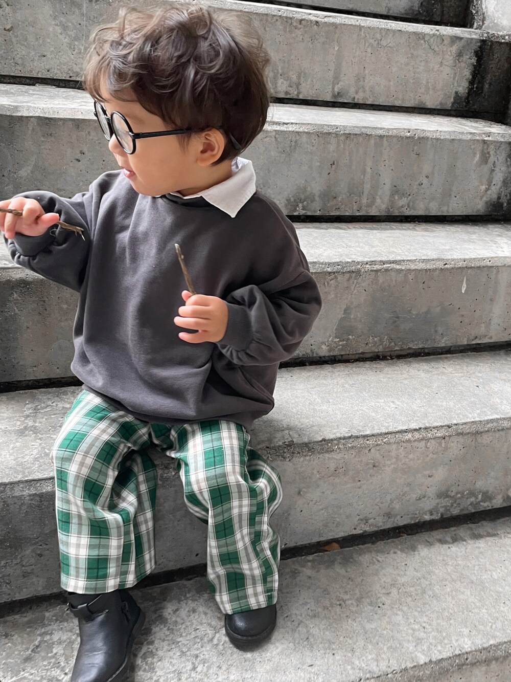 グリーン系のパンツ、グレー系のスウェット、ホワイト系のシャツ/ブラウスを着用したキッズの冬コーディネートの4枚目の写真
