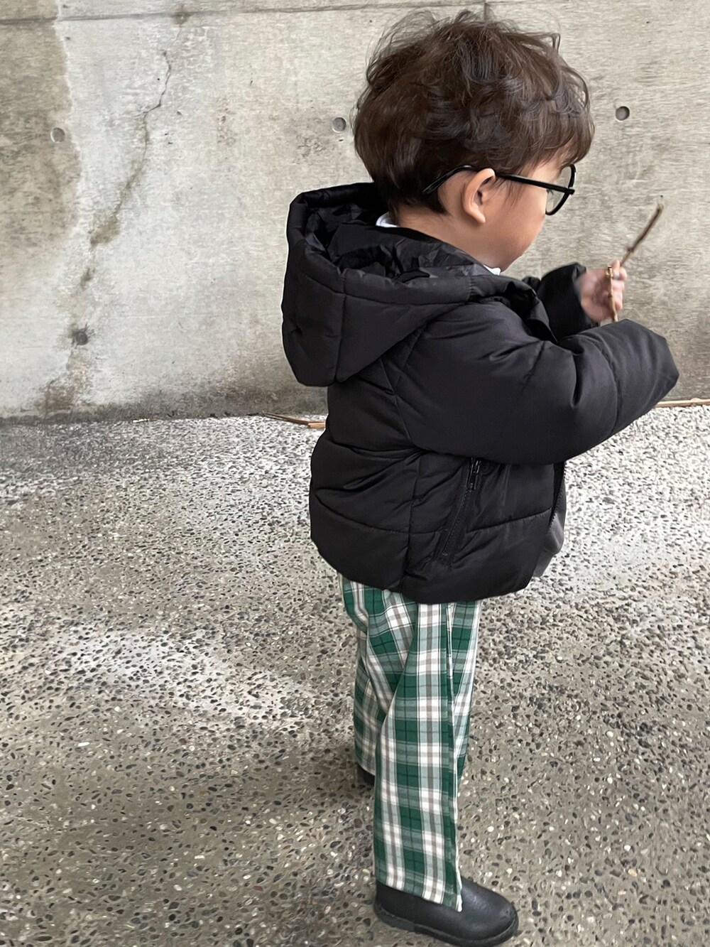 グリーン系のパンツ、グレー系のスウェット、ホワイト系のシャツ/ブラウスを着用したキッズの冬コーディネートの3枚目の写真