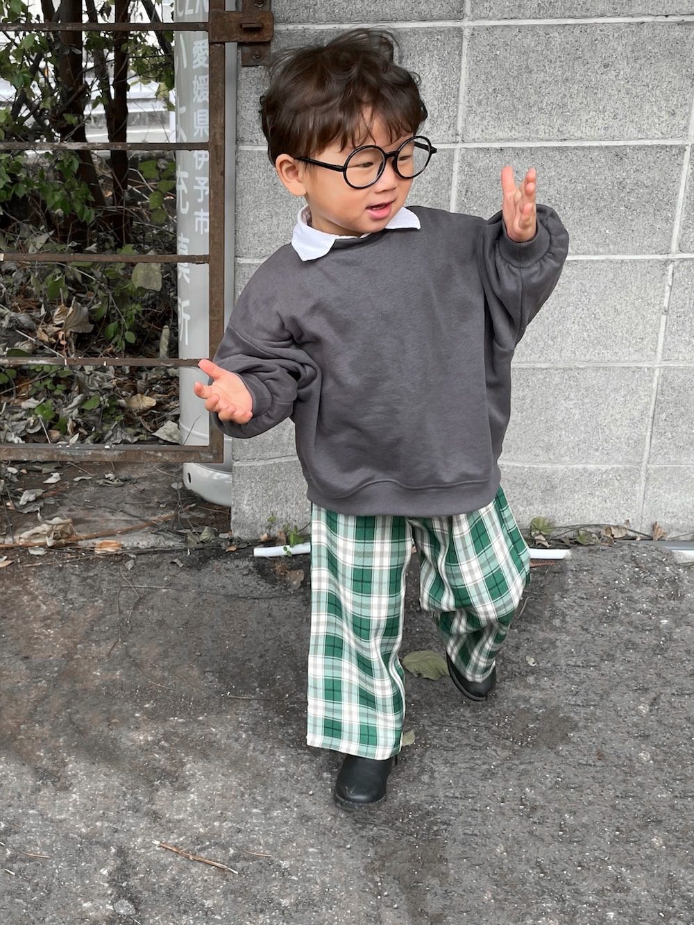 グリーン系のパンツ、グレー系のスウェット、ホワイト系のシャツ/ブラウスを着用したキッズの冬コーディネートの2枚目の写真