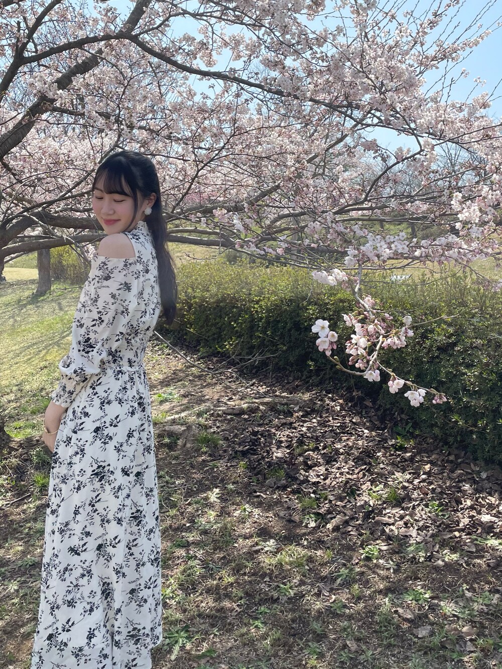 ホワイト系のワンピースを着用したレディースの春コーディネートの2枚目の写真