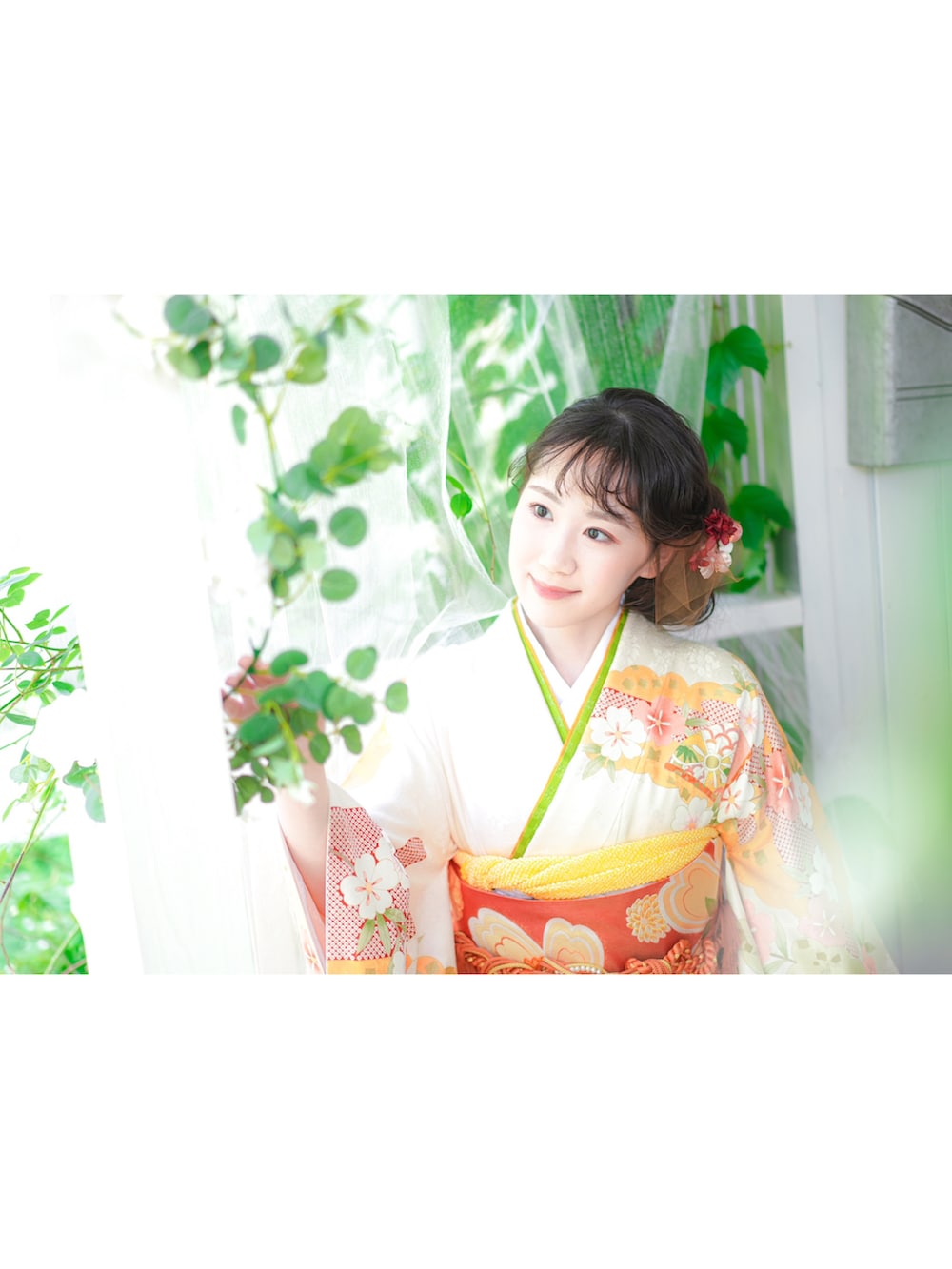 イエロー系の着物を着用したレディースの秋コーディネートの2枚目の写真