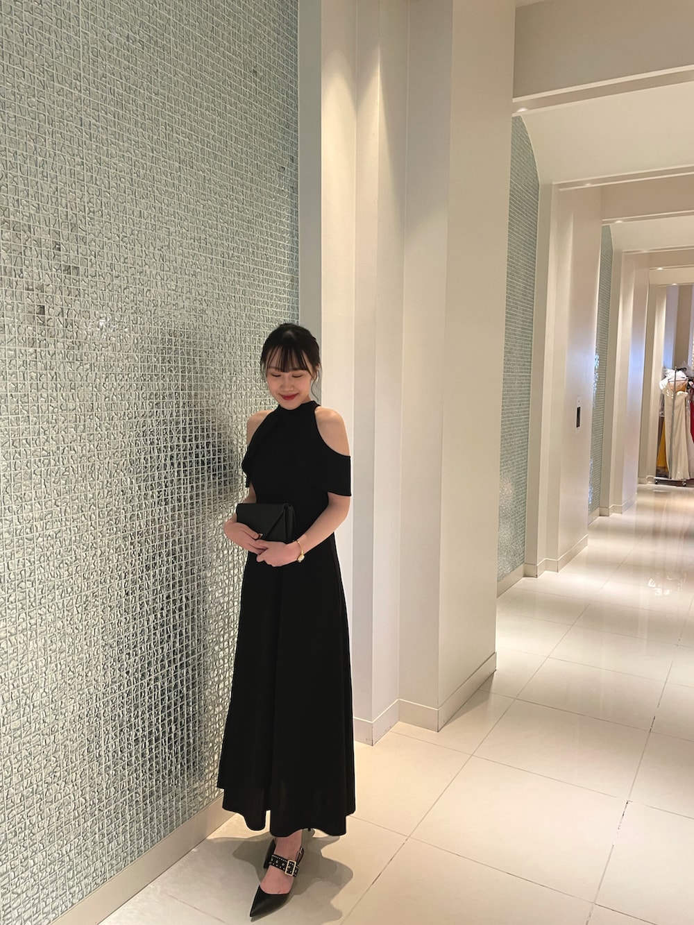 「シンプル、ワントーンコーデ、大人女子、ワンピーススタイル、キレイめ、フェミニン、ロングワンピース、お食事会、ドレス、ドレスアップ」｜「Saint Laurentのアイテム（クラッチバッグ、ブラック系）」を使った、cocoさん（レディース・166cm）の冬コーディネートの2枚目の写真