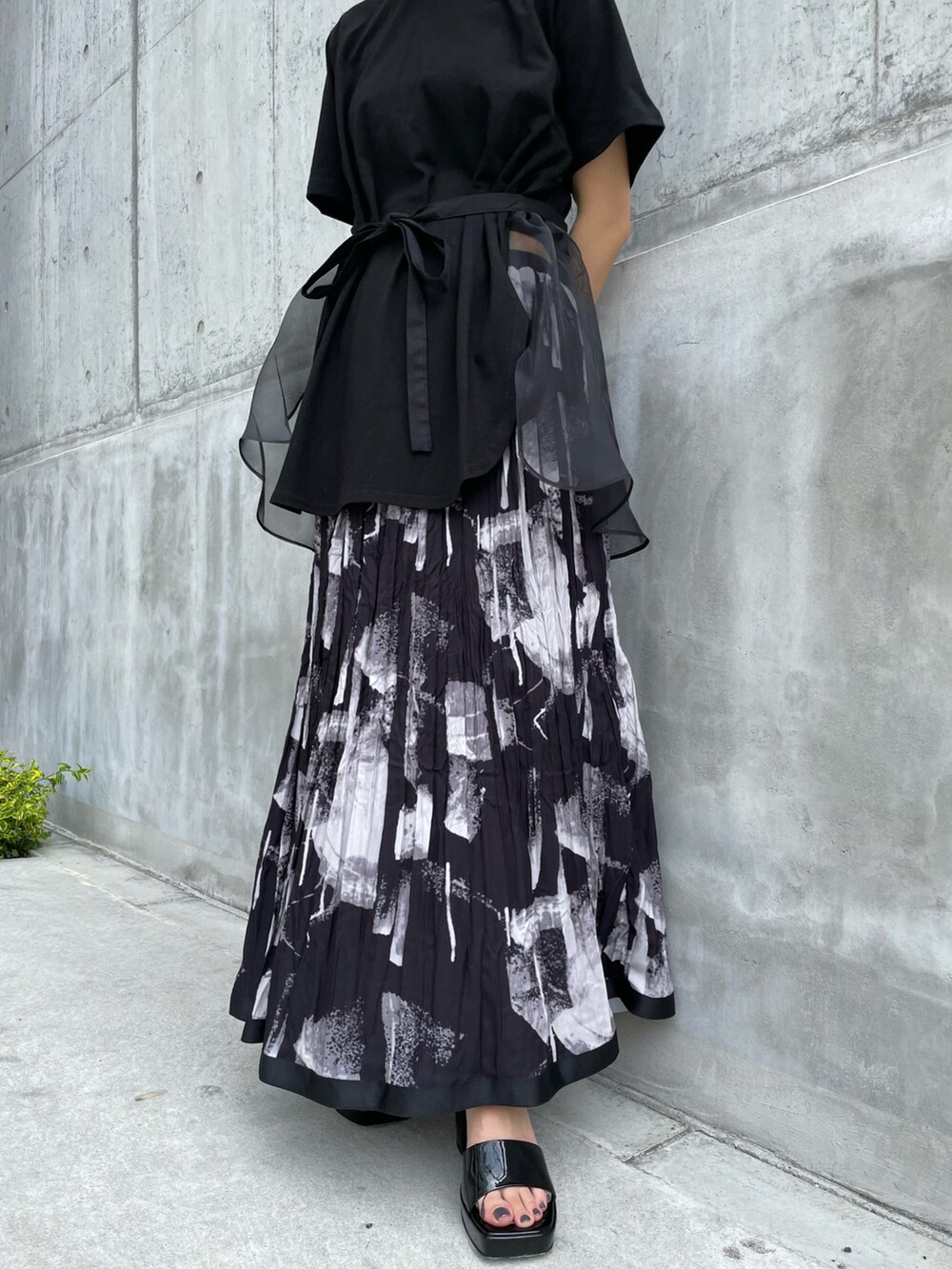 ブラック系のTシャツ/カットソー、ブラック系のスカートを着用したレディースの春コーディネートの3枚目の写真