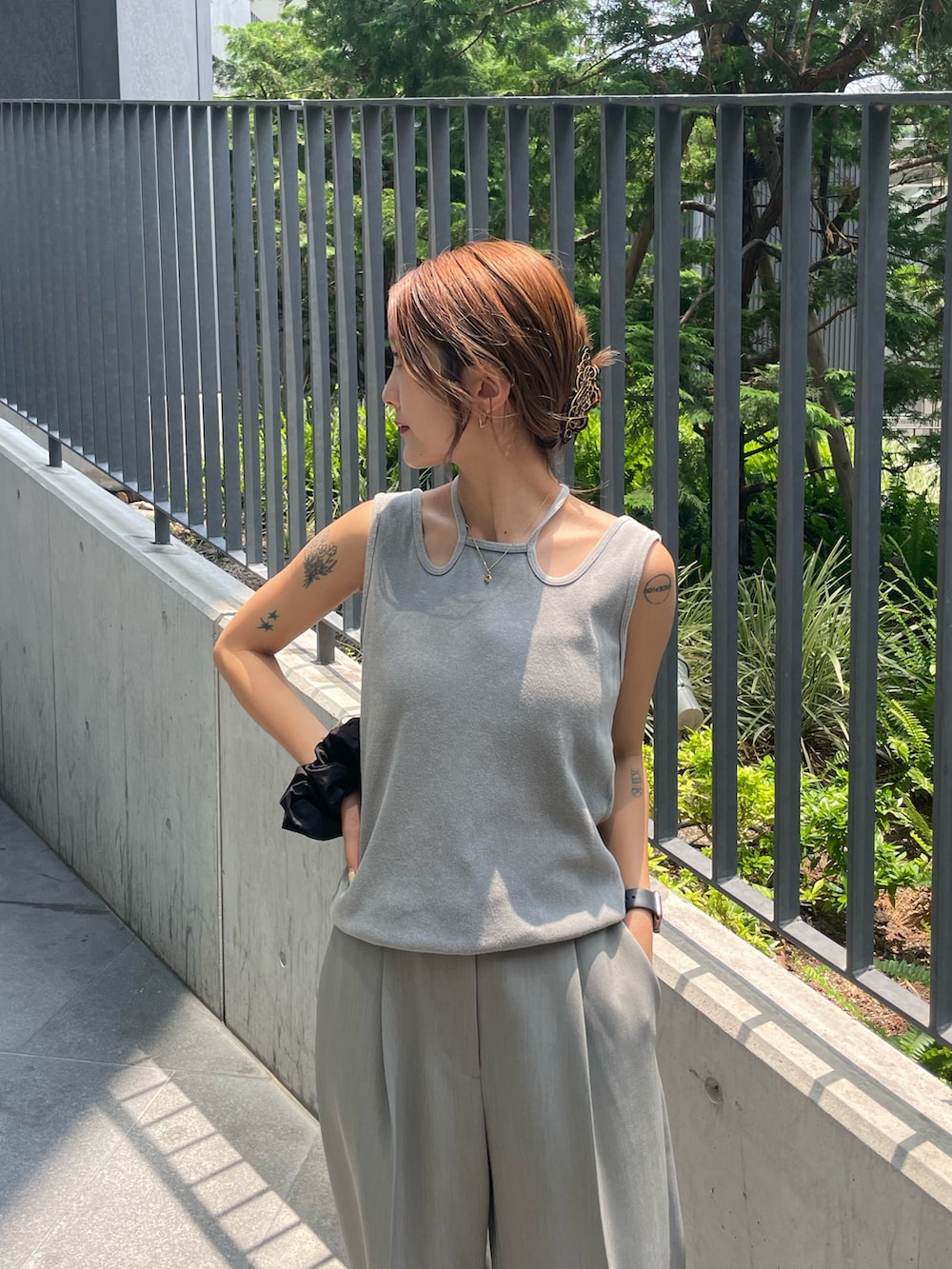 グレー系のTシャツ/カットソー、グレー系のパンツを着用したレディースの夏コーディネートの2枚目の写真