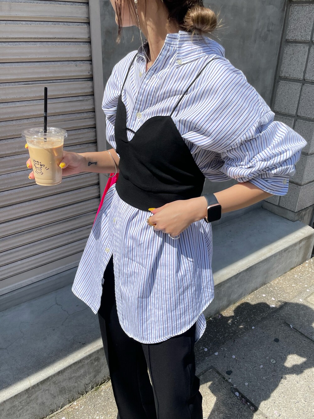 「春コーデ、休日スタイル、ストライプシャツ、ビスチェ、お出かけコーデ、シャツスタイル、春服、低身長コーデ、Lui's、スリットパンツ、シャツコーデ、大人カジュアル」｜「Lui'sのハイウエストサイドベンツパンツ（スラックス、ブラック系）」を使った、yuka nakamoriさん（レディース・152cm）の春コーディネートの2枚目の写真