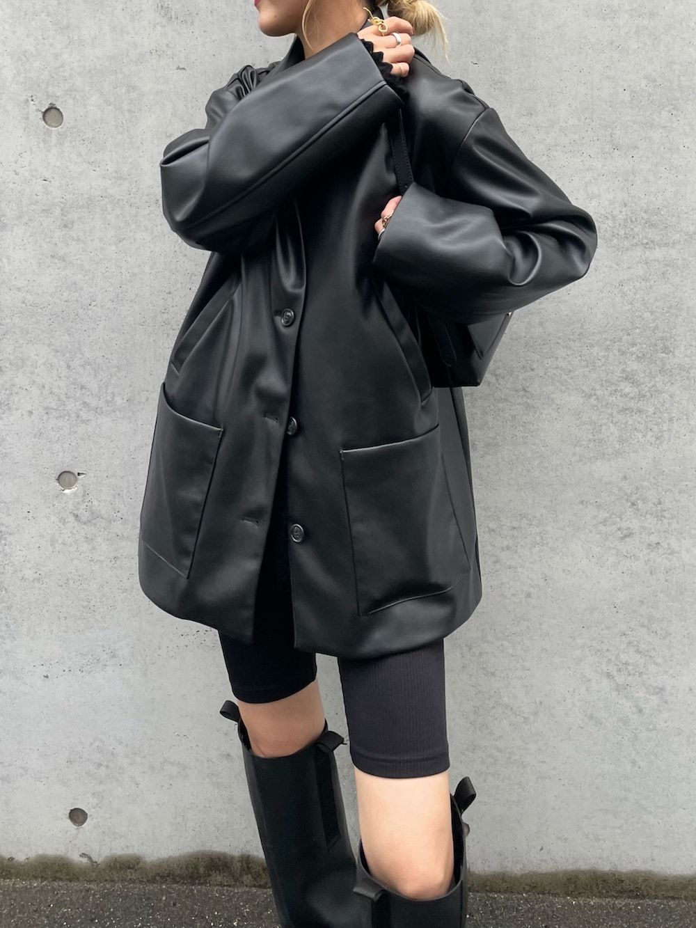 ブラック系のカバーオールを着用したレディースの冬コーディネートの2枚目の写真