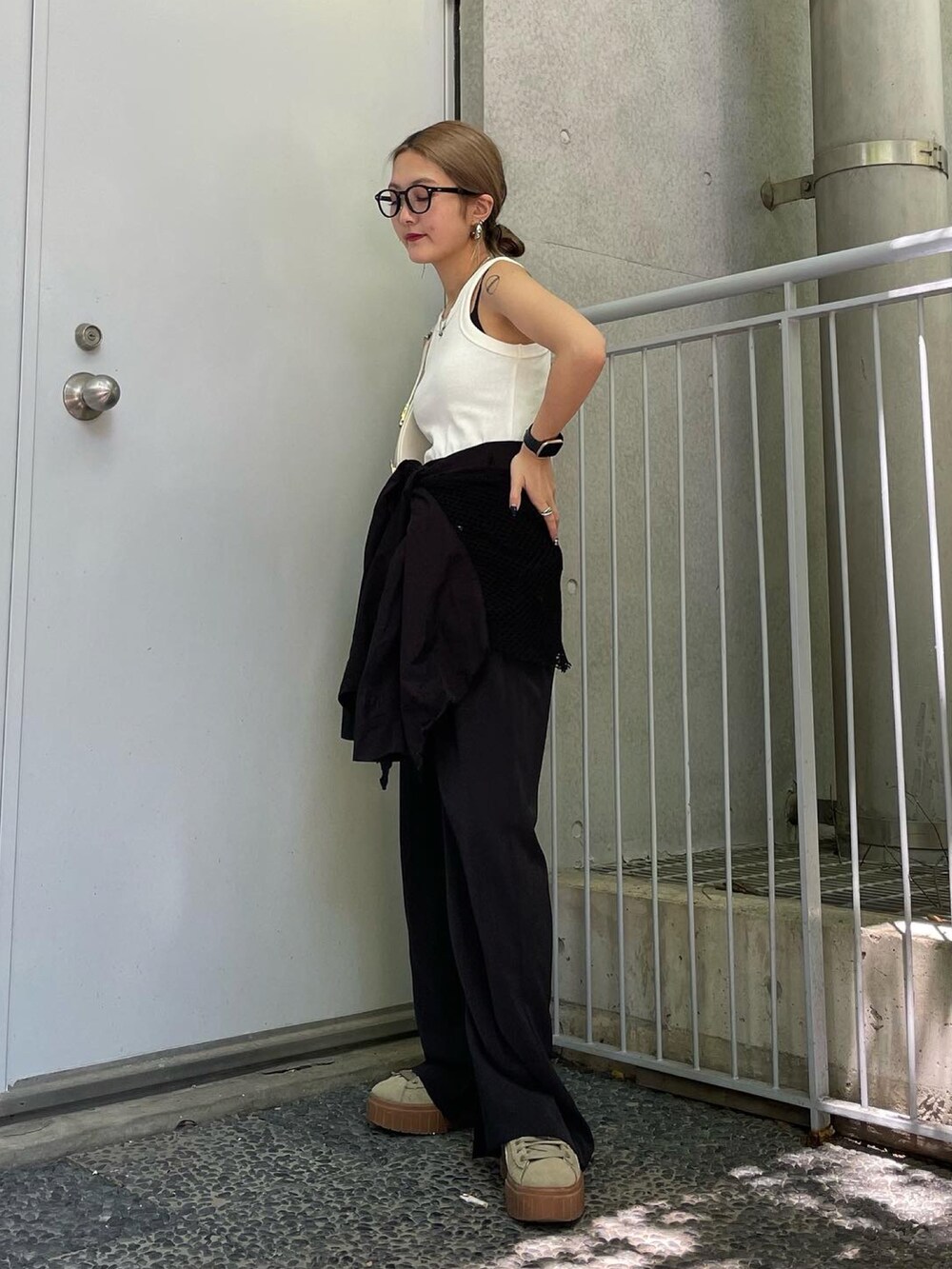 ホワイト系のハンドバッグ、ブラック系のその他パンツを着用したレディースの夏コーディネートの2枚目の写真