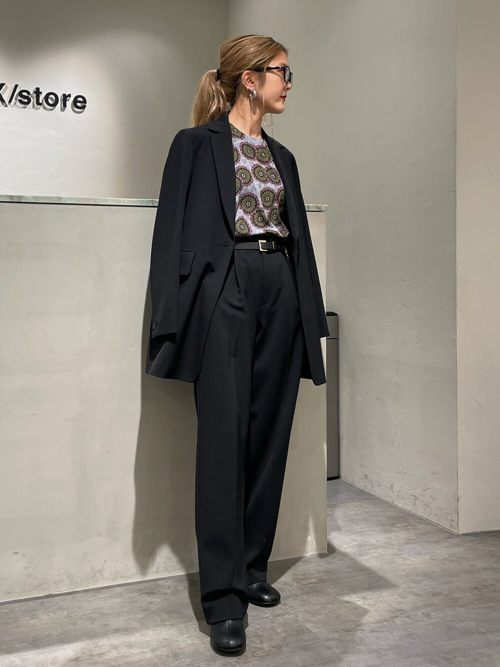 「FUMIE=TANAKA、フミエタナカ、ルイス(Lui's)、Lui's、シャツ、ブラウスコーデ、柄シャツコーデ、柄シャツ、モード、モード系、大人モード、ストレートパンツ」｜「Lui'sの【FUMIE=TANAKA×Lui's FEMME】ローズデシンブラウス（シャツ/ブラウス、グレー系）」を使った、yuka nakamoriさん（レディース・152cm）の冬コーディネートの2枚目の写真