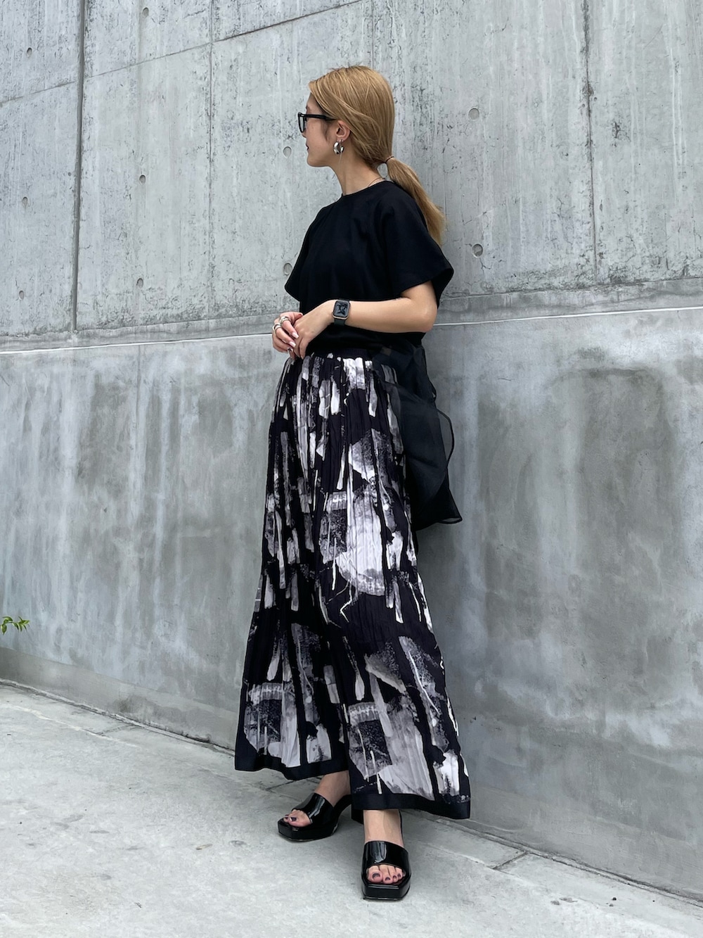 ブラック系のTシャツ/カットソー、ブラック系のスカートを着用したレディースの春コーディネートの2枚目の写真