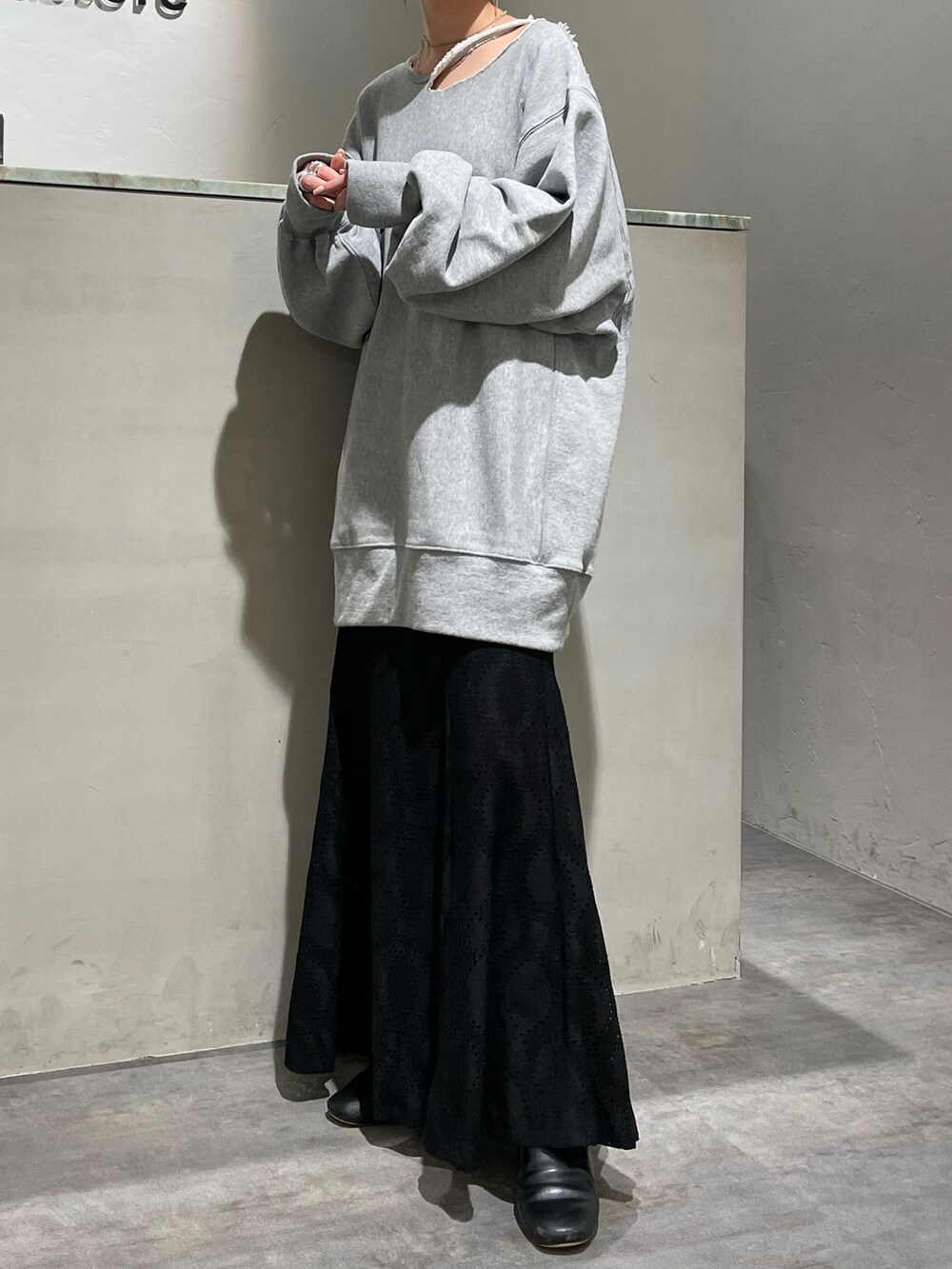 グレー系のTシャツ/カットソー、ブラック系のスカートを着用したレディースの春コーディネートの3枚目の写真