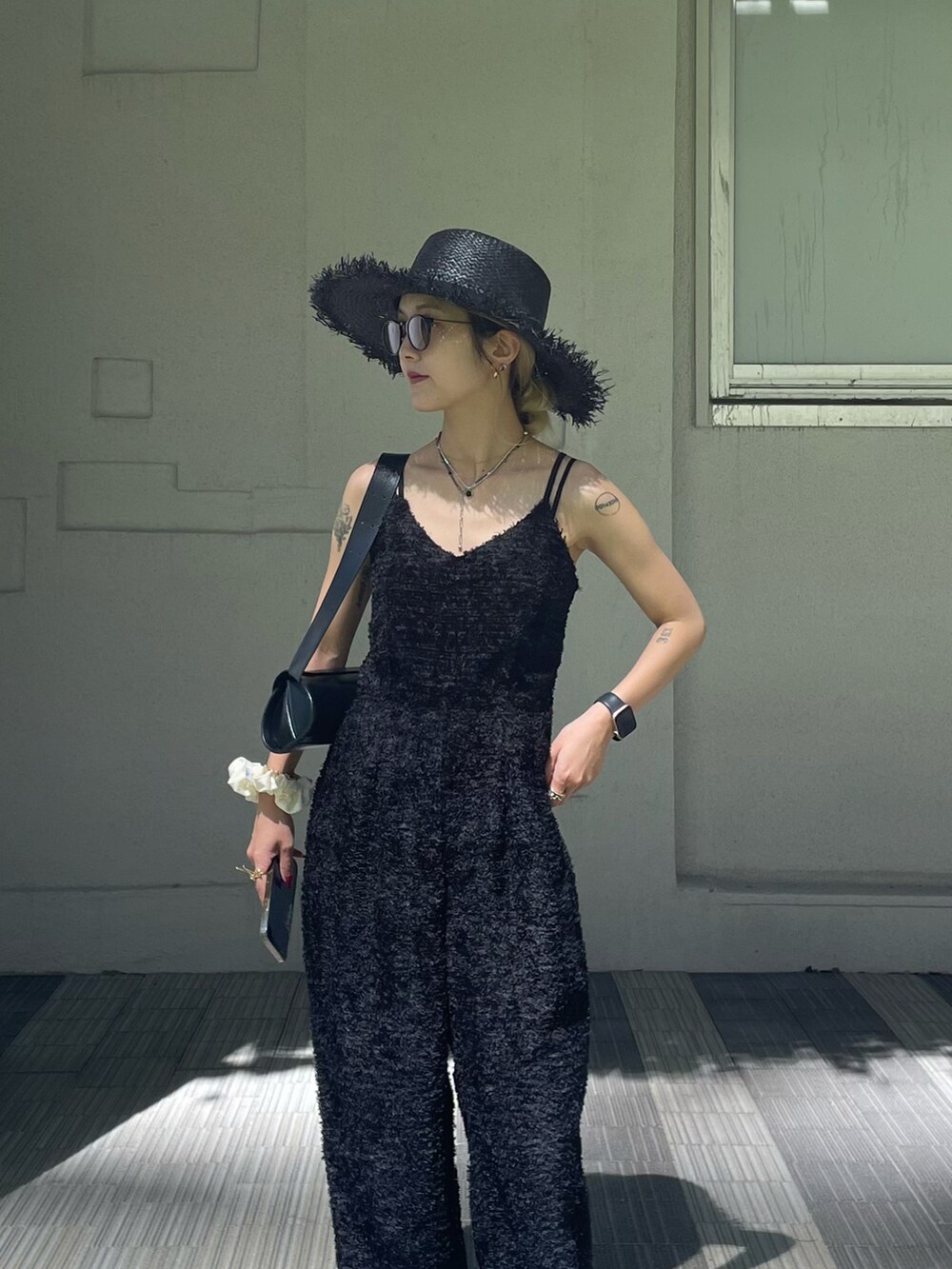 ブラック系のその他パンツを着用したレディースの春コーディネートの2枚目の写真