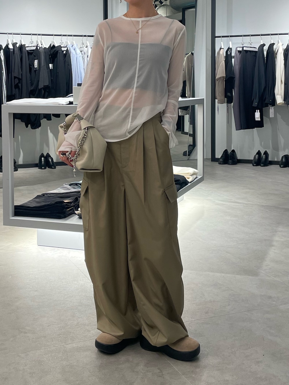 ホワイト系のTシャツ/カットソー、ホワイト系のショルダーバッグ、グリーン系のカーゴパンツを着用したレディースの春コーディネートの2枚目の写真