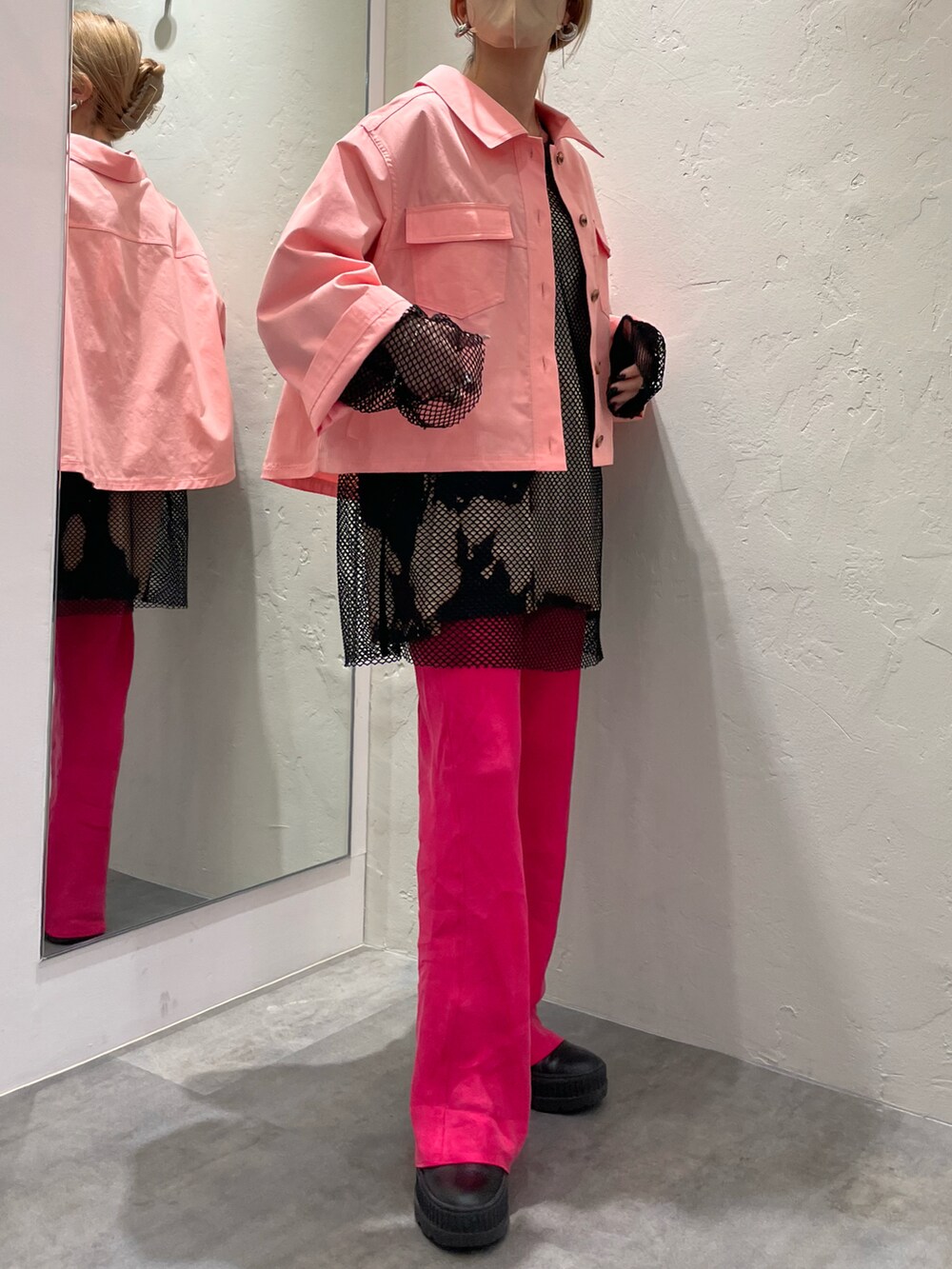 ピンク系のその他アウター、ピンク系のスラックスを着用したレディースの春コーディネートの2枚目の写真