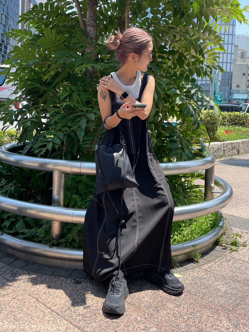 ブラック系のワンピース、ブラック系のバッグ、ブラック系のサングラスを着用したレディースの夏コーディネートの2枚目の写真