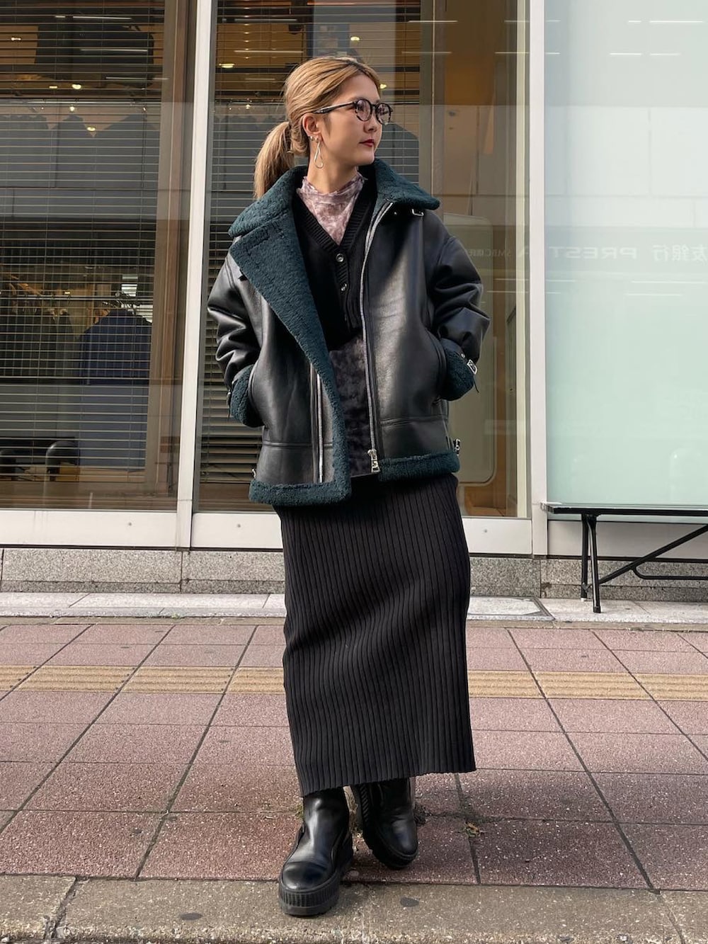 ブラック系のミリタリージャケットを着用したレディースの冬コーディネートの2枚目の写真