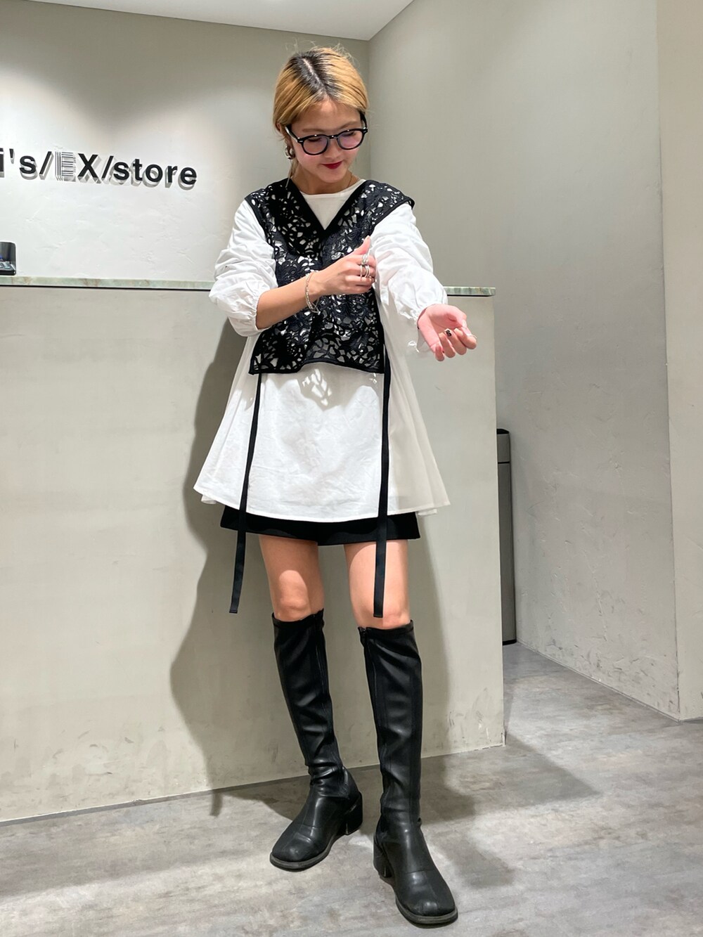 ブラック系のシャツ/ブラウスを着用したレディースの春コーディネートの2枚目の写真