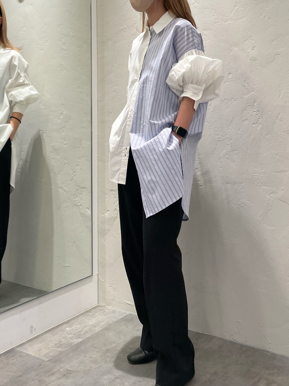 ホワイト系のシャツ/ブラウス、ブラック系のスラックスを着用したレディースの春コーディネートの2枚目の写真