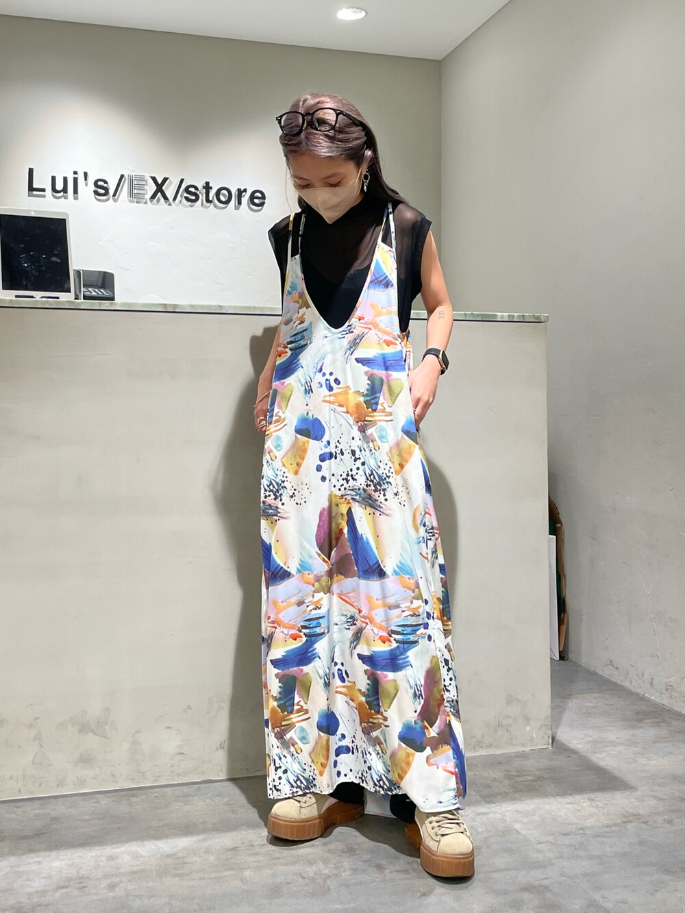 ブラック系のキャミソール、ブルー系のワンピースを着用したレディースの春コーディネートの2枚目の写真