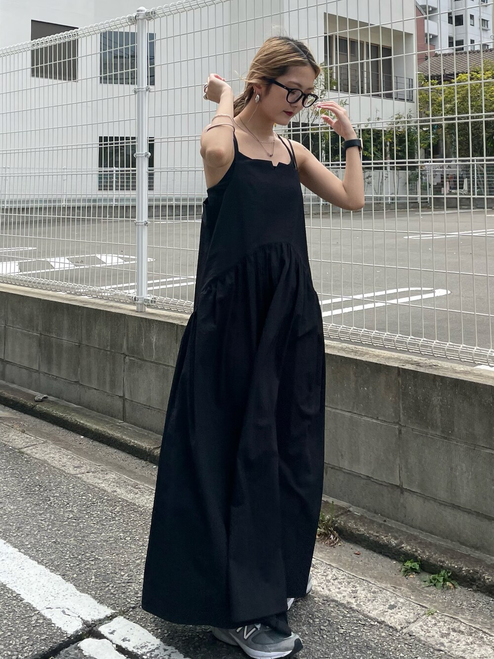 ブラック系のワンピースを着用したレディースの春コーディネートの2枚目の写真