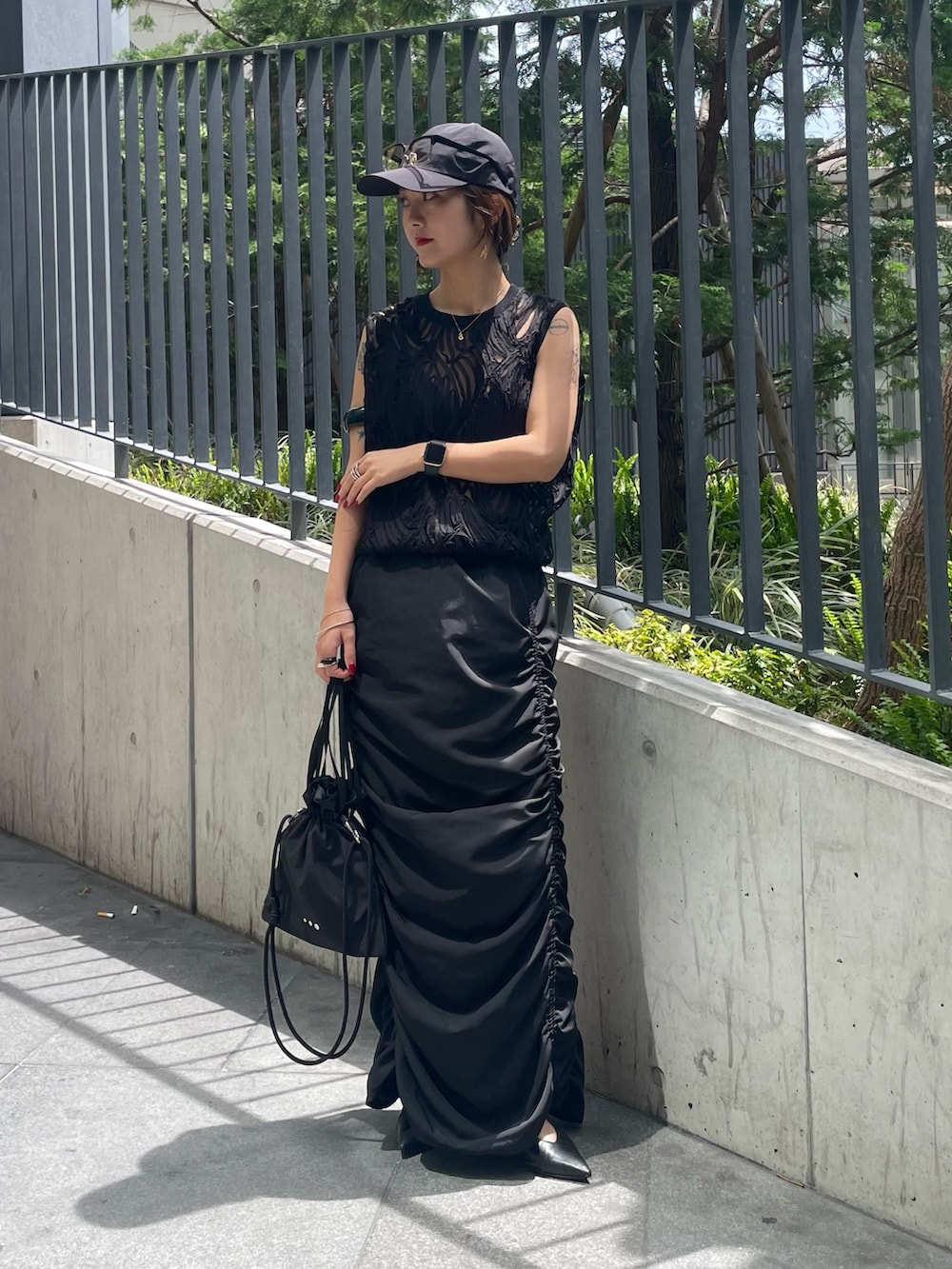 ブラック系のTシャツ/カットソー、ブラック系のスカートを着用したレディースの春コーディネートの2枚目の写真