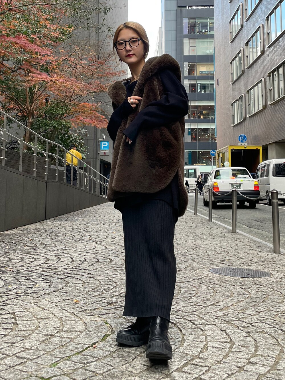 ブラウン系のベストを着用したレディースの冬コーディネートの2枚目の写真