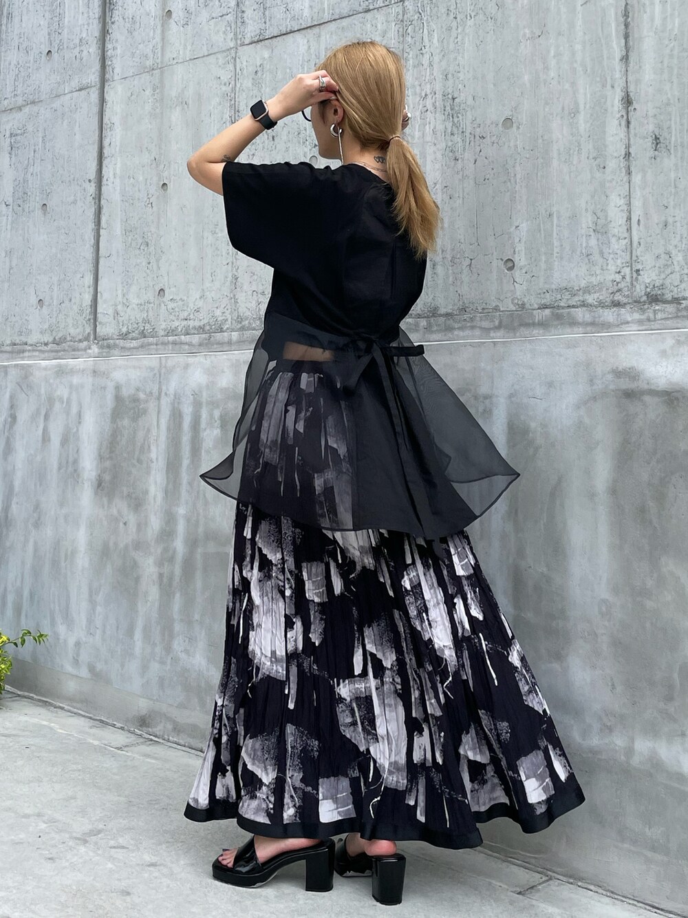 ブラック系のTシャツ/カットソー、ブラック系のスカートを着用したレディースの夏コーディネートの2枚目の写真