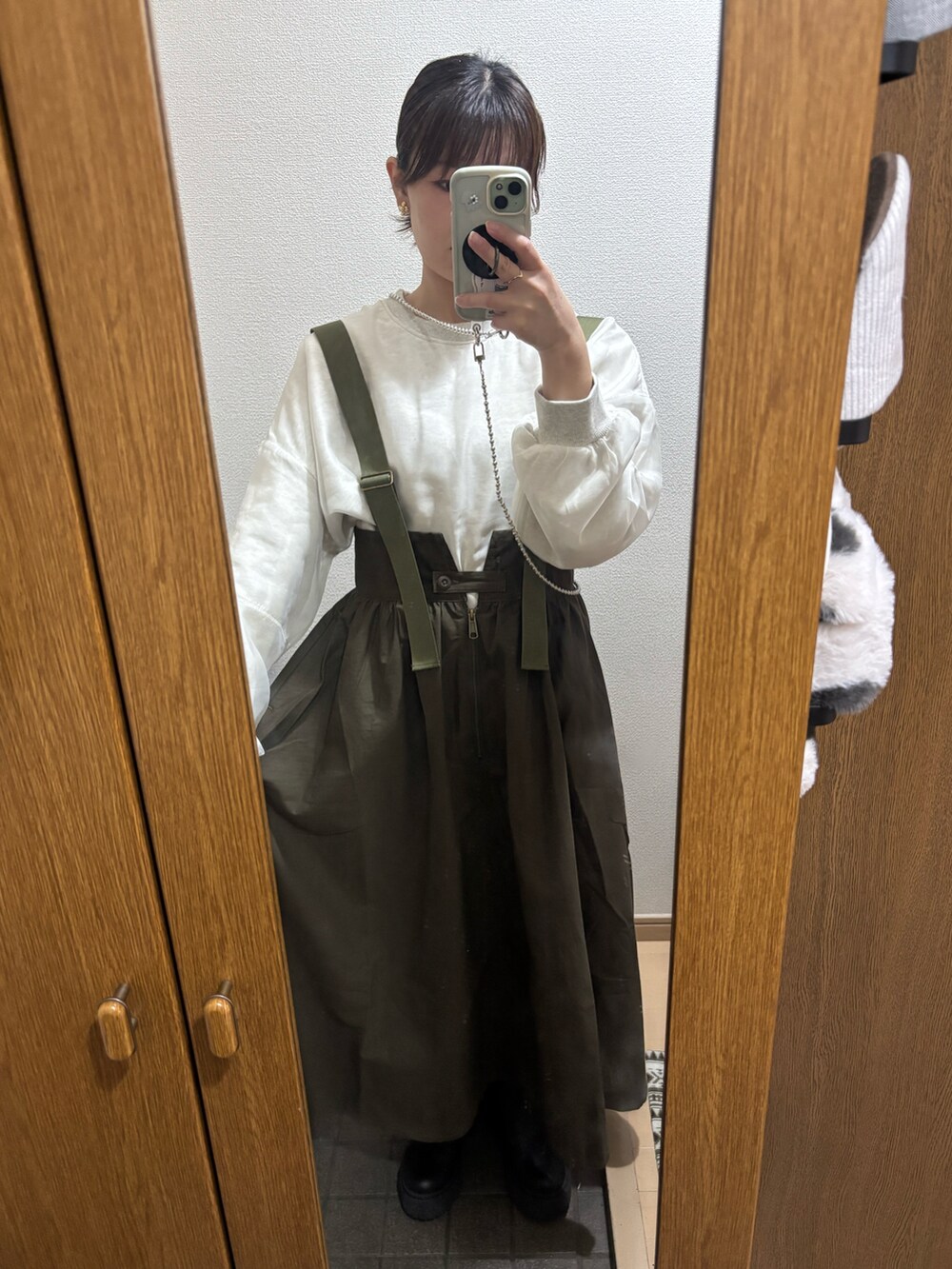 「カジュアルスタイル、秋冬コーデ、あったかコーデ、冬アウター、スカートスタイル、ゆるコーデ、大人女子、UNIQLO」｜「UNIQLOのアイテム（ジャケット/アウター、ベージュ系）」を使った、つばささん（レディース・157cm）の秋コーディネートの2枚目の写真