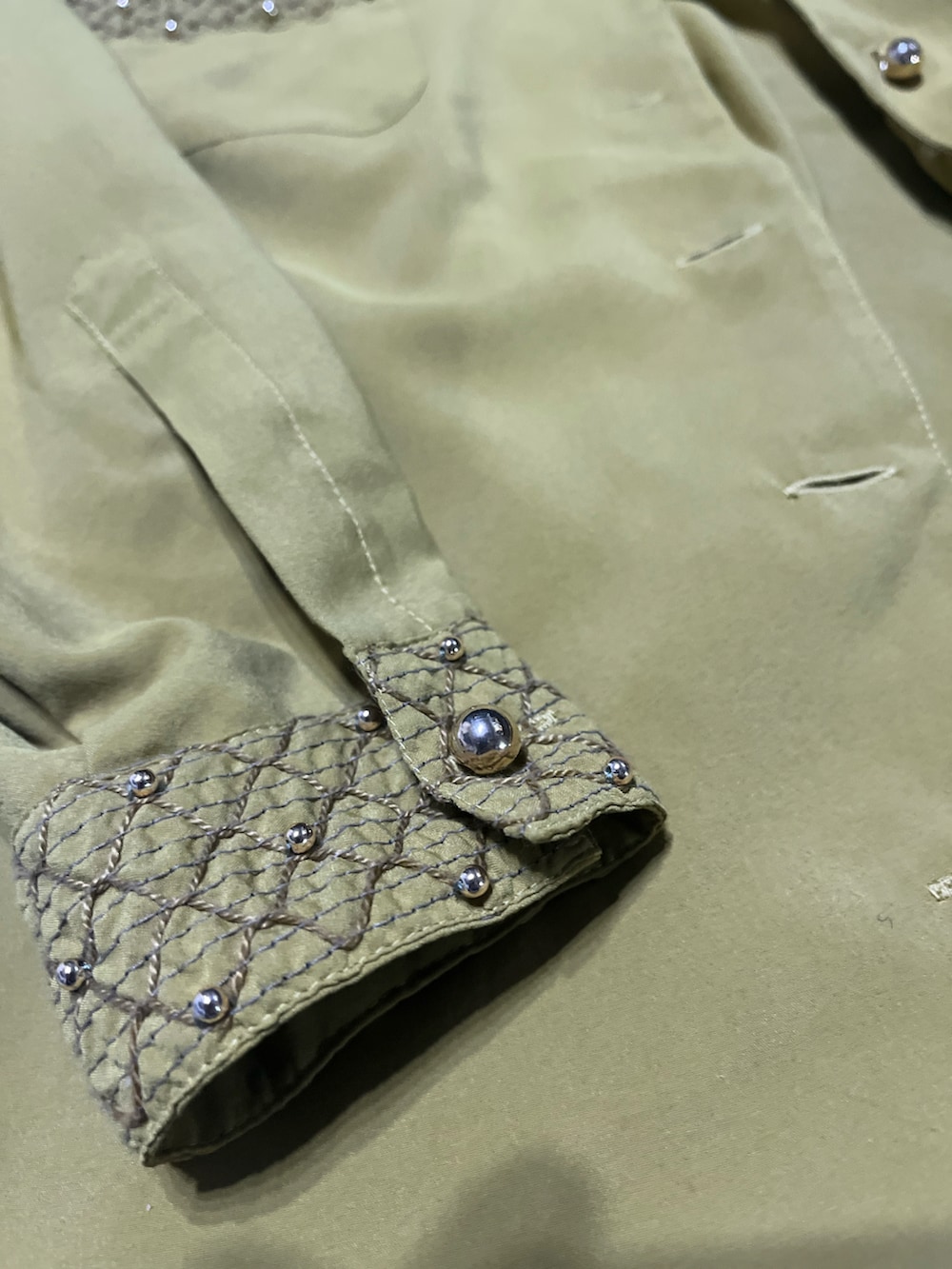 グリーン系のシャツ/ブラウス、グレー系のスラックス、ブラウン系のローファーを着用したメンズの冬コーディネートの3枚目の写真