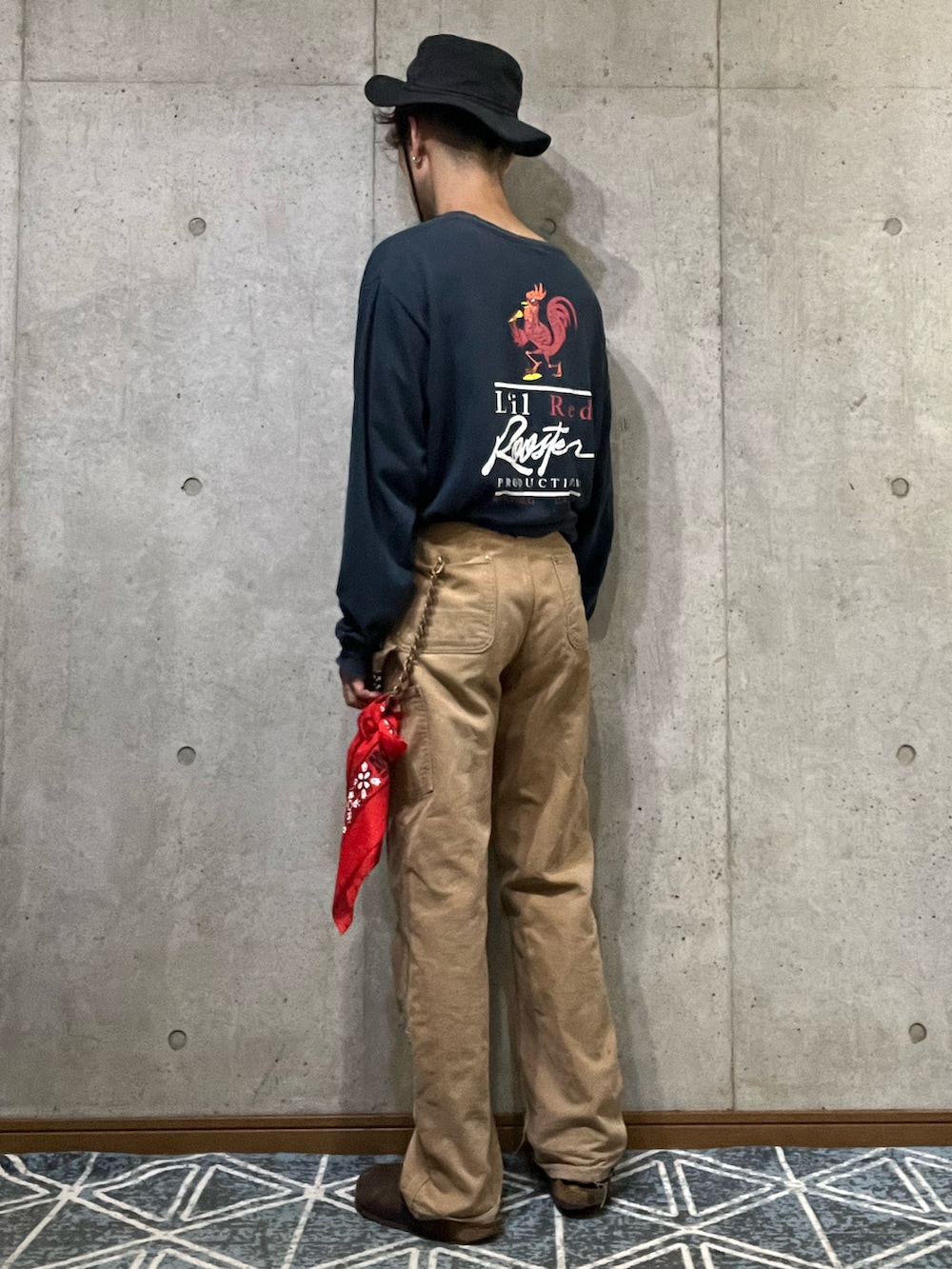 ブルー系のTシャツ/カットソー、ベージュ系のその他パンツ、ブラウン系のサンダルを着用したメンズの秋コーディネートの2枚目の写真