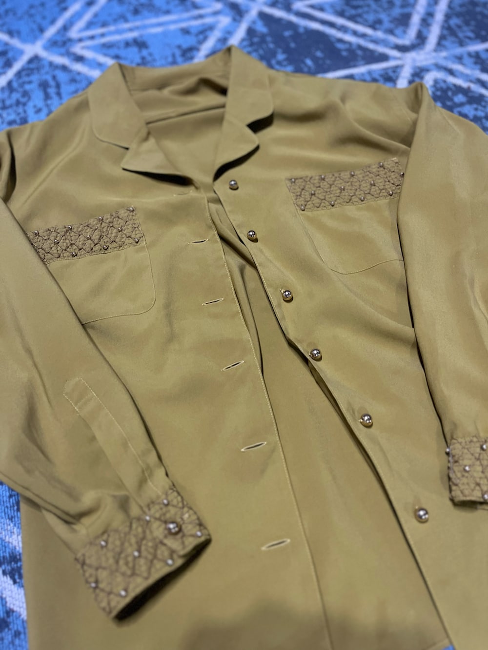 グリーン系のシャツ/ブラウス、グレー系のスラックス、ブラウン系のローファーを着用したメンズの冬コーディネートの2枚目の写真