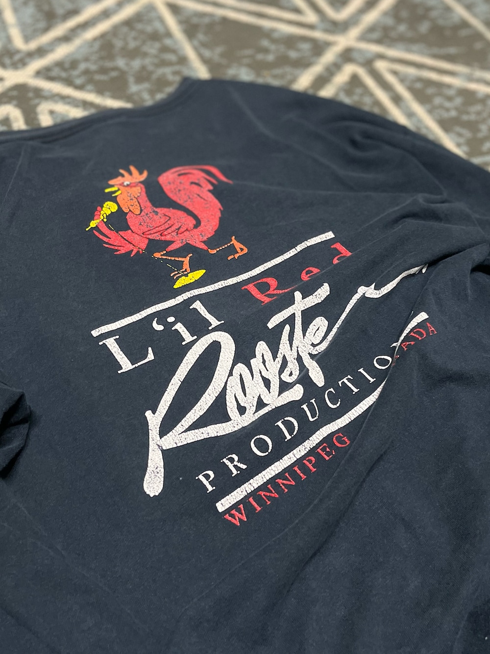 ブルー系のTシャツ/カットソー、ベージュ系のその他パンツ、ブラウン系のサンダルを着用したメンズの秋コーディネートの3枚目の写真