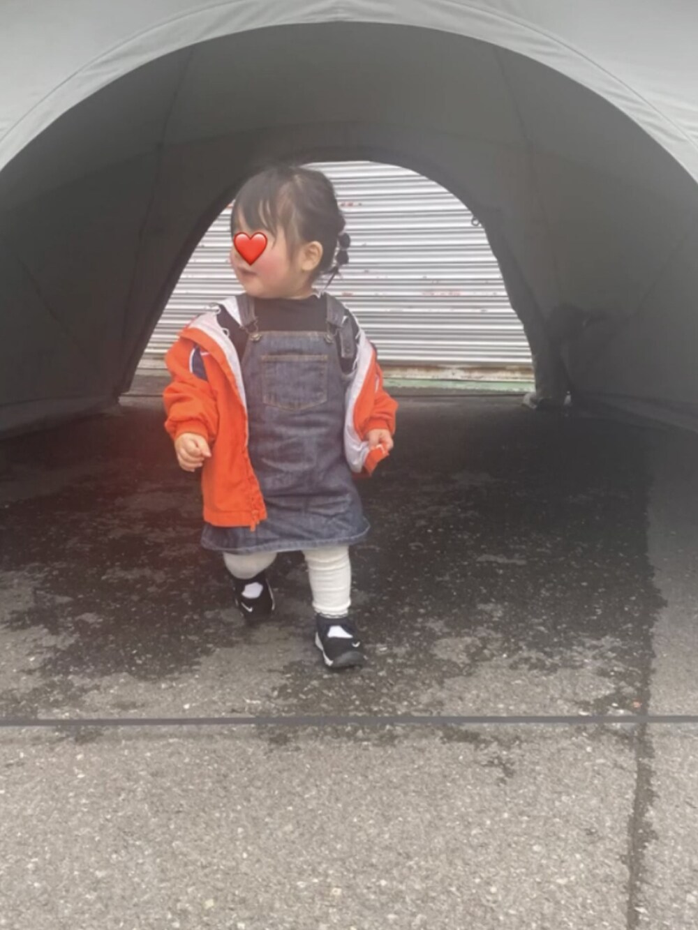 ブラック系のスニーカー、ブルー系のデニムスカート、ブラック系のTシャツ/カットソーを着用したキッズの春コーディネートの2枚目の写真