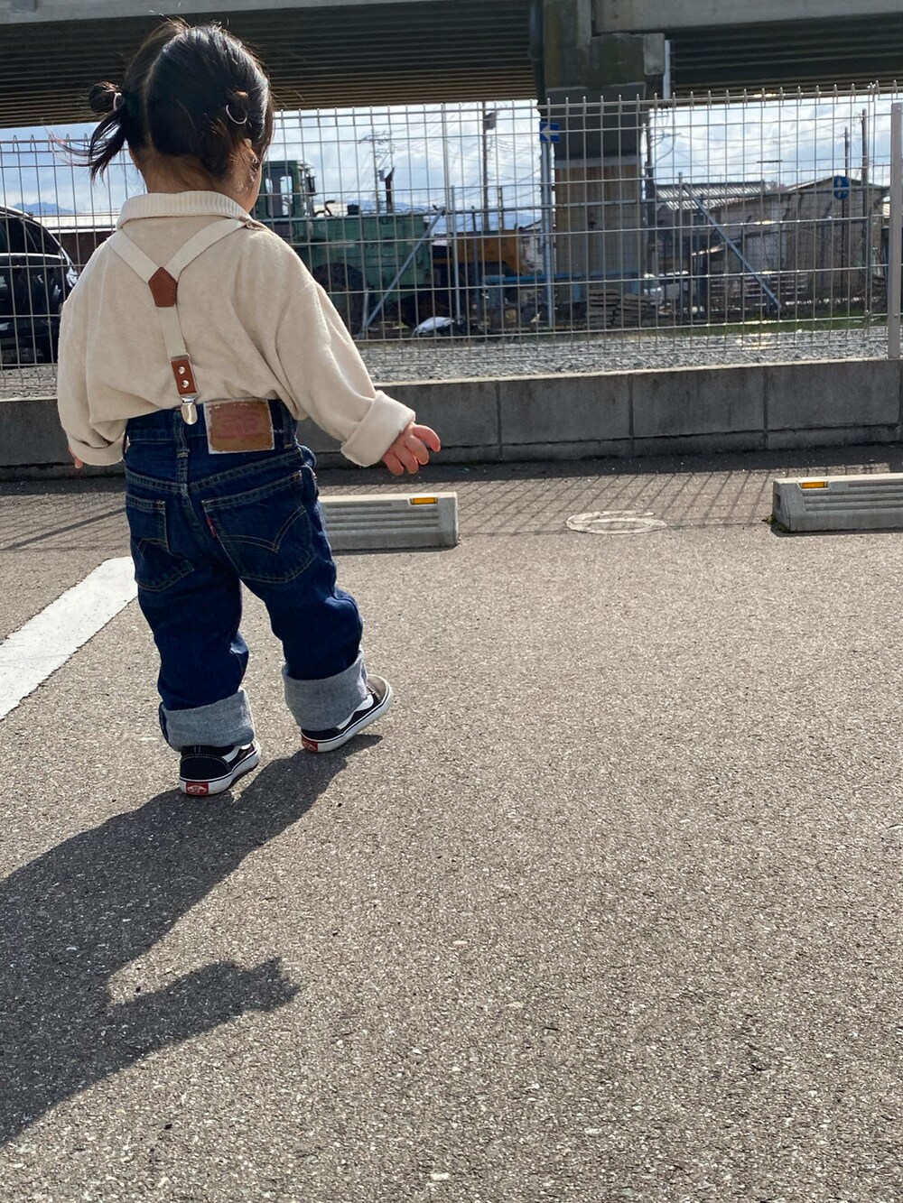 ブラック系のスニーカー、ブルー系のデニムパンツ、ベージュ系のTシャツ/カットソーを着用したキッズの春コーディネートの2枚目の写真