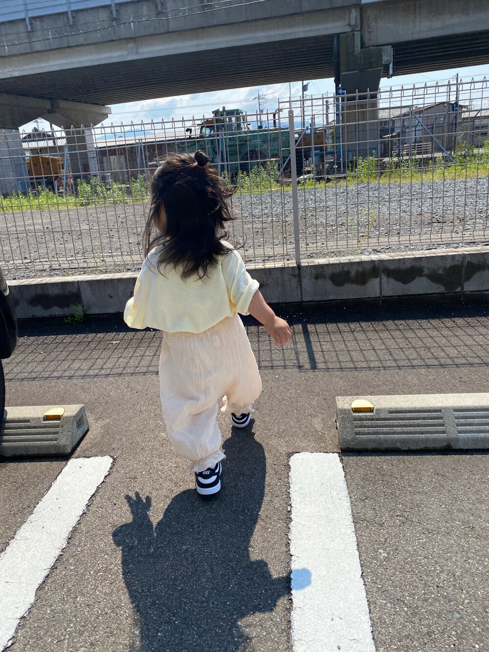 ホワイト系のその他パンツを着用したキッズの春コーディネートの2枚目の写真