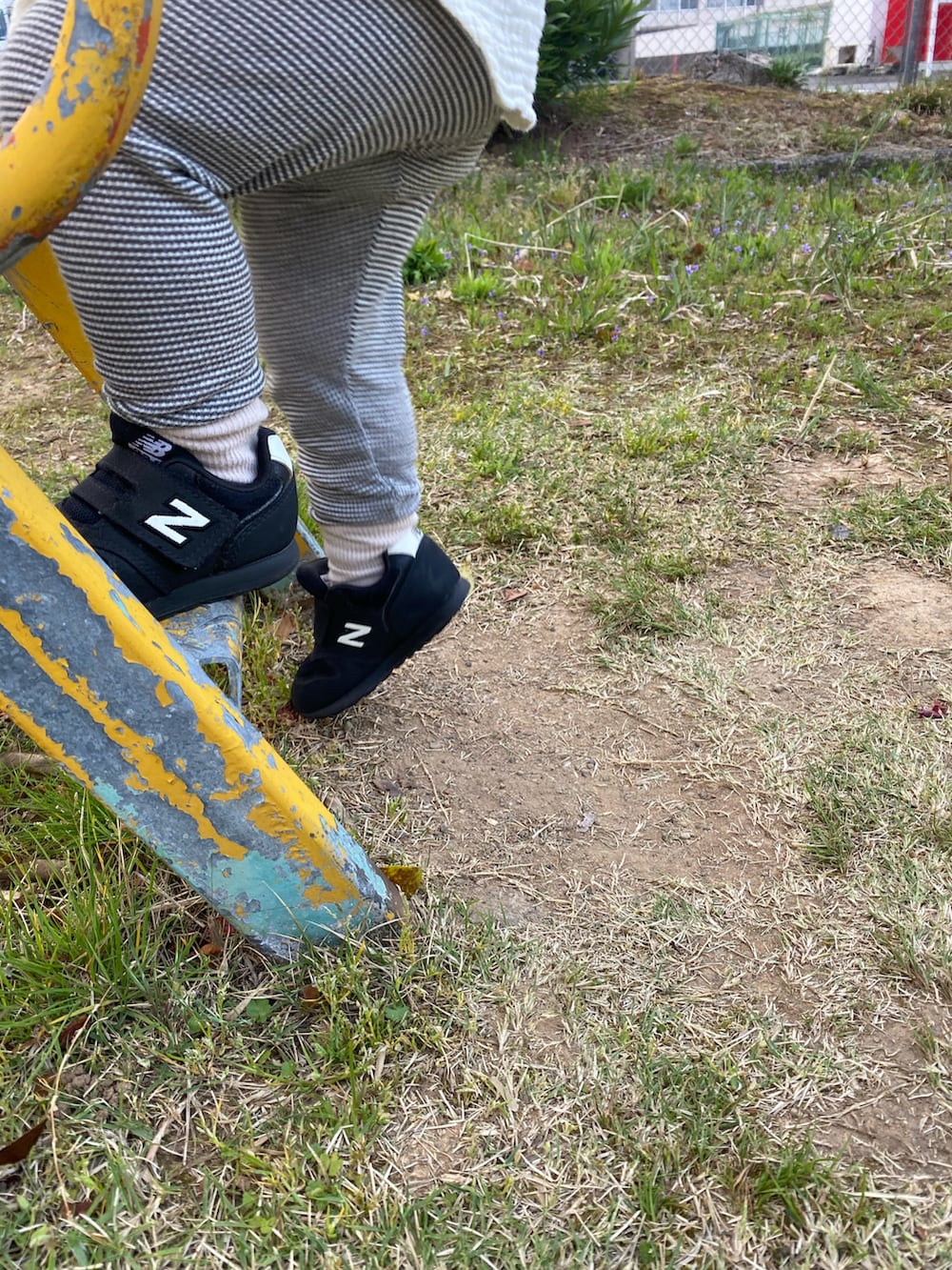 ブラック系のスニーカー、ベージュ系のシャツ/ブラウス、ブラック系のパンツを着用したキッズの春コーディネートの2枚目の写真