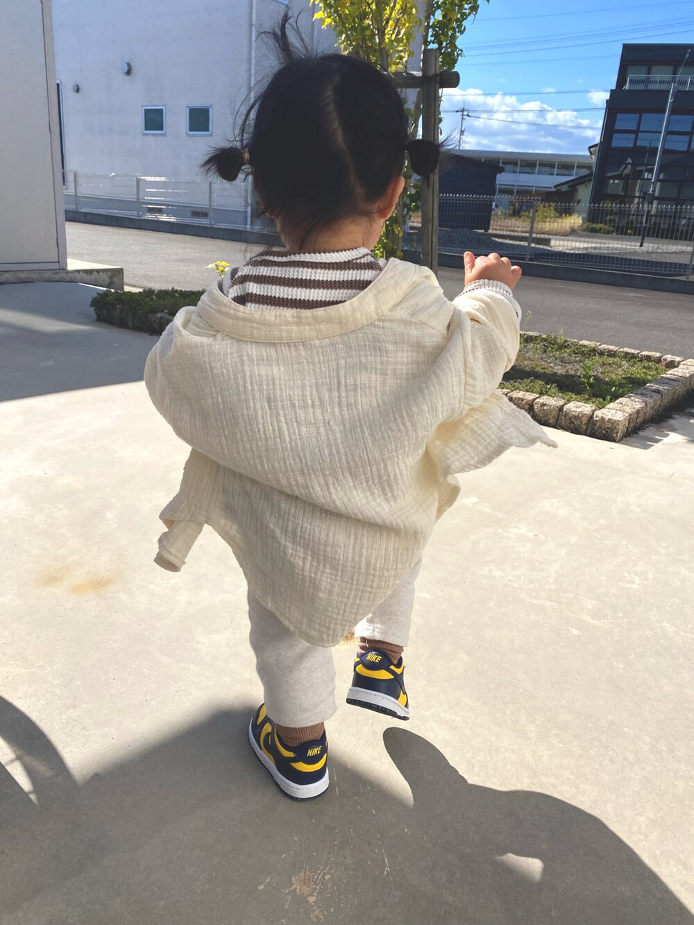 「女の子、ボーダー、ボーダートップス、モノトーン、同系色コーデ、NIKE、チェック、ダンク、1歳、むすめ服、むすめコーデ、カジュアル、プチプラ、バースデイ、韓国ファッション」｜「NIKEのアイテム（スニーカー、イエロー系）」を使った、ひなぴよさん（キッズ・80cm）の秋コーディネートの2枚目の写真
