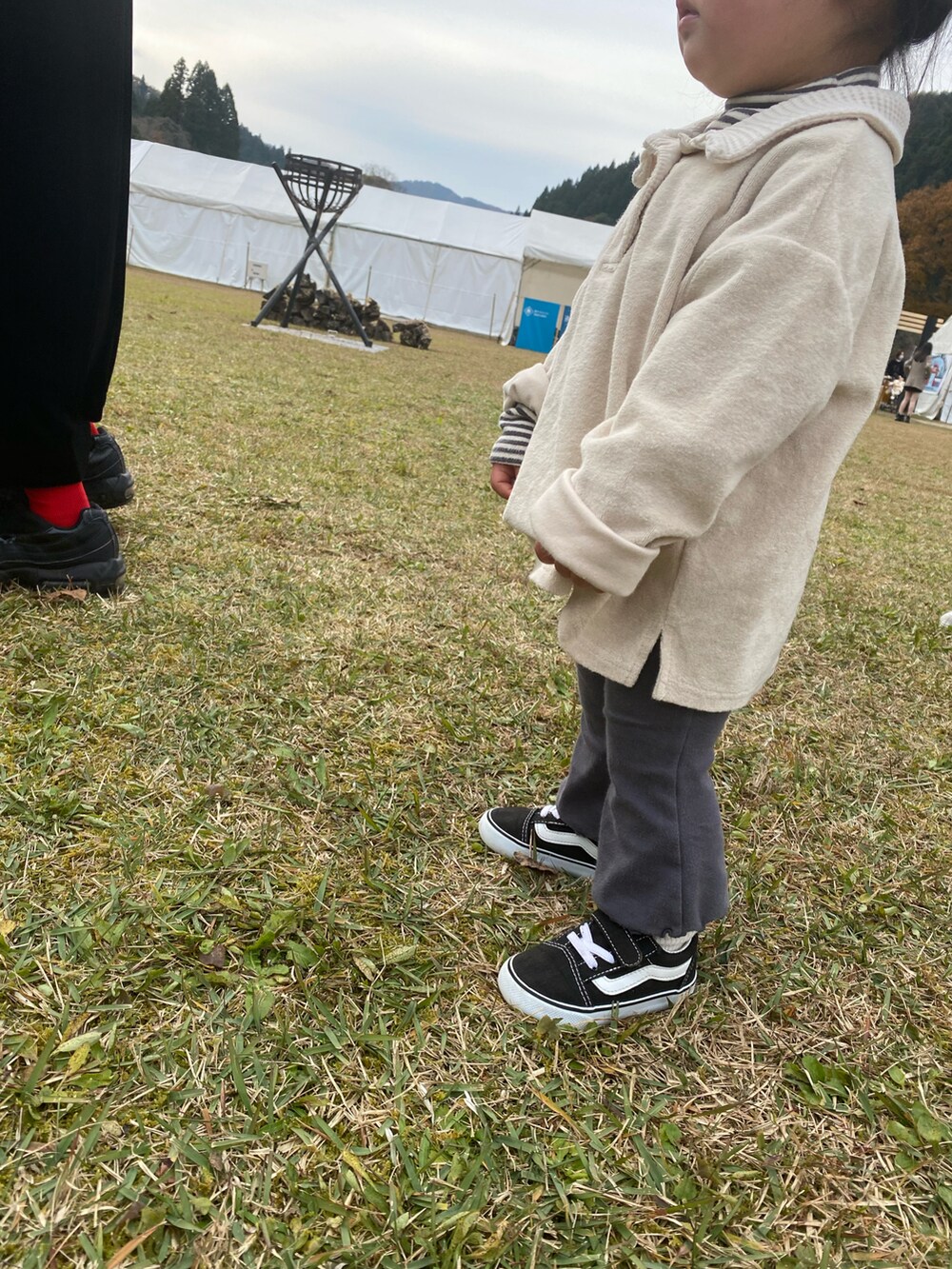 ベージュ系のTシャツ/カットソー、グレー系のその他パンツ、ブラック系のスニーカーを着用したキッズの秋コーディネートの2枚目の写真