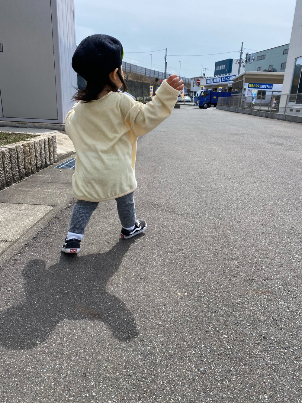イエロー系のTシャツ/カットソー、グレー系のパンツ、ブラック系のスニーカーを着用したキッズの春コーディネートの3枚目の写真