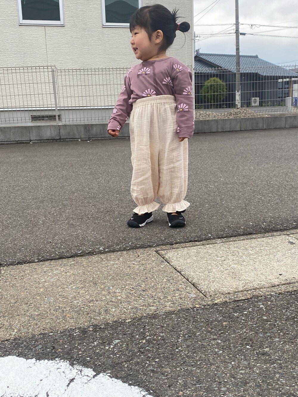 ホワイト系のその他パンツ、ピンク系のTシャツ/カットソー、ホワイト系のスニーカーを着用したキッズの春コーディネートの2枚目の写真